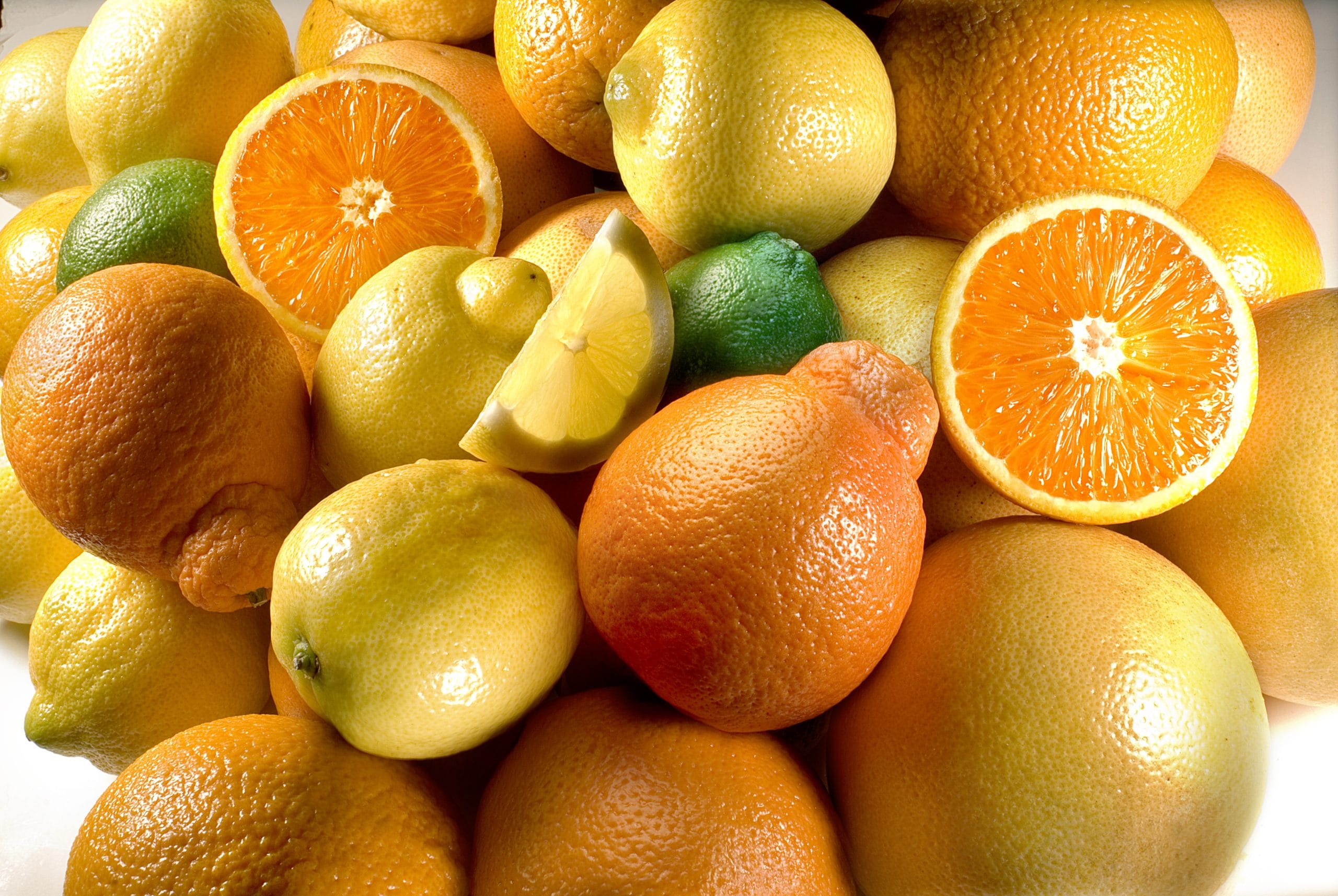 ഓറഞ്ച്: ഉയർന്ന അളവിൽ വിറ്റാമിൻ സി അടങ്ങിയ ഓറർഞ്ച് രോഗപ്രതിരോധ ശേഷി വർദ്ധിപ്പിക്കുകയും വീക്കം തടയുകയും ചെയ്യും. വിറ്റാമിൻ ബി, മഗ്നീഷ്യം, പൊട്ടാസ്യം, ചെമ്പ് തുടങ്ങിയ പോഷകങ്ങളാൽ സമ്പുഷ്ടമാണ് ഓറഞ്ചുകൾ. കലോറിയും കുറവായ ഇവ ഇരുമ്പ് ആഗിരണം ചെയ്യാനും പ്രമേഹം നിയന്ത്രിക്കാനും സഹായിക്കും. എന്നാൽ, വെറും വയറ്റിൽ ഓറഞ്ച് കഴിക്കുന്നത് ചിലരിൽ അസിഡിറ്റി ഉണ്ടാക്കാം. (Image Credits: Gettyimages)
