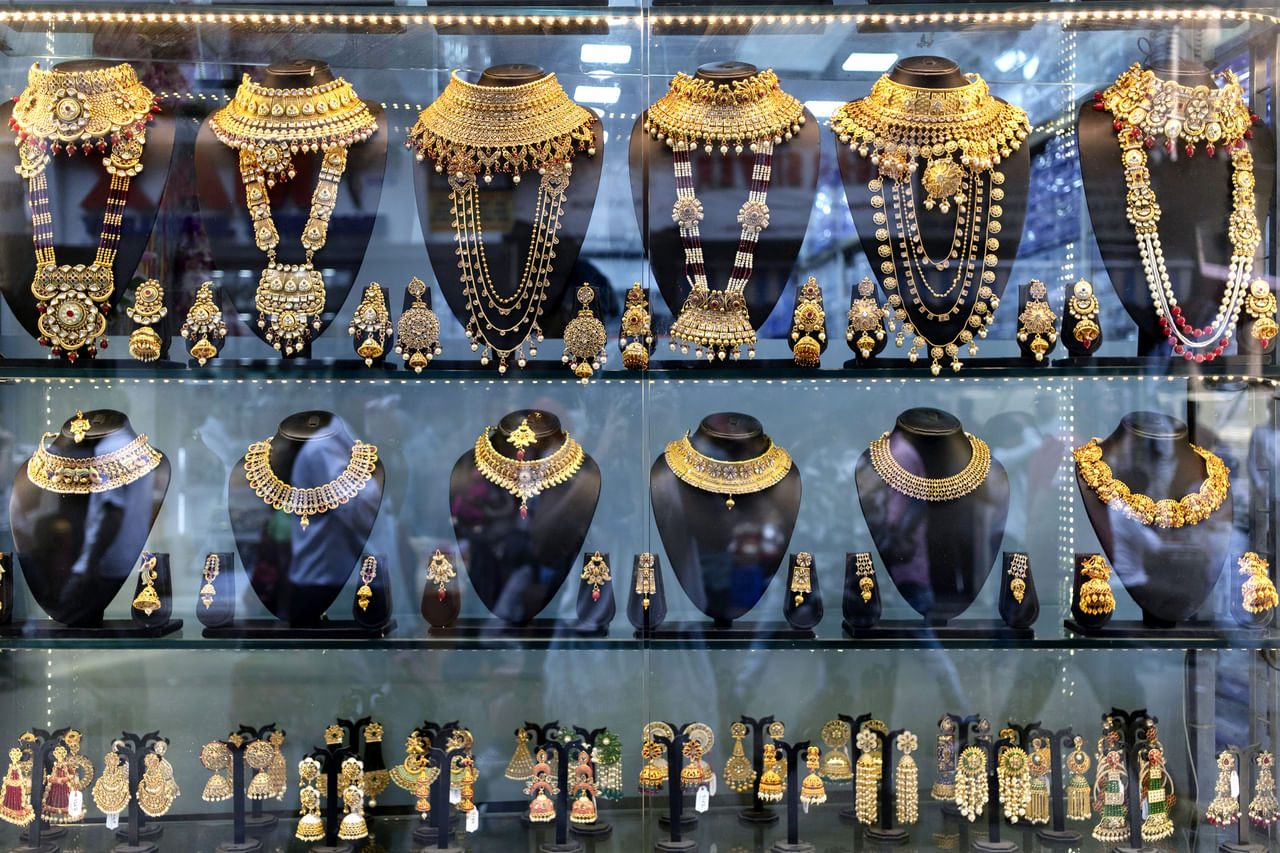 സാധാരണ ഗതിയിൽ വാങ്ങുന്ന സ്വർണ്ണത്തിൻ്റെ തൂക്കം, പരിശുദ്ധി എന്നിവ കണക്കാക്കിയാൽ ഇത് ആകെ എത്ര രൂപയുണ്ട് എന്ന് കടക്കാർ തന്നെ പറയാറുണ്ട്. മിക്കവാറും കടകളും അപ്പോൾ തന്നെ പൈസയും ഉപഭോക്താവിന് നൽകും. എന്നാൽ ചിലപ്പോൾ മാറ്റം വരാം