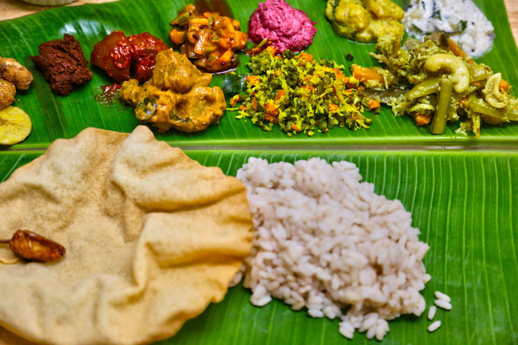 തെക്കൻ കേരളത്തിലെ ഏറ്റവും വലിയ ഭക്ഷണമാങ്കത്തിന് ഇന്ന് മുതൽ തുടക്കം. വയ്പ്പിലും വിളമ്പിലും കേരളത്തിലെ സദ്യകളിൽ നിന്ന് എന്നും വേറിട്ട് നിൽക്കുന്ന ഒന്നുതന്നെയാണ് ആറന്മുള വള്ളസദ്യ. ഒക്ടോബർ രണ്ട് വരെയാണ് ഇത്തവണത്തെ വള്ളസദ്യ നടക്കുന്നത്. ആഗ്രഹ സഫലീകരണത്തിന് വേണ്ടി അന്നദാനപ്രഭുവായ പാത്ഥസാരഥിയ്‌ക്കുള്ള വഴിപാടായാണ് വള്ളസദ്യ സമർപ്പിക്കുന്നത്. (Image Credits: Getty Images) 
