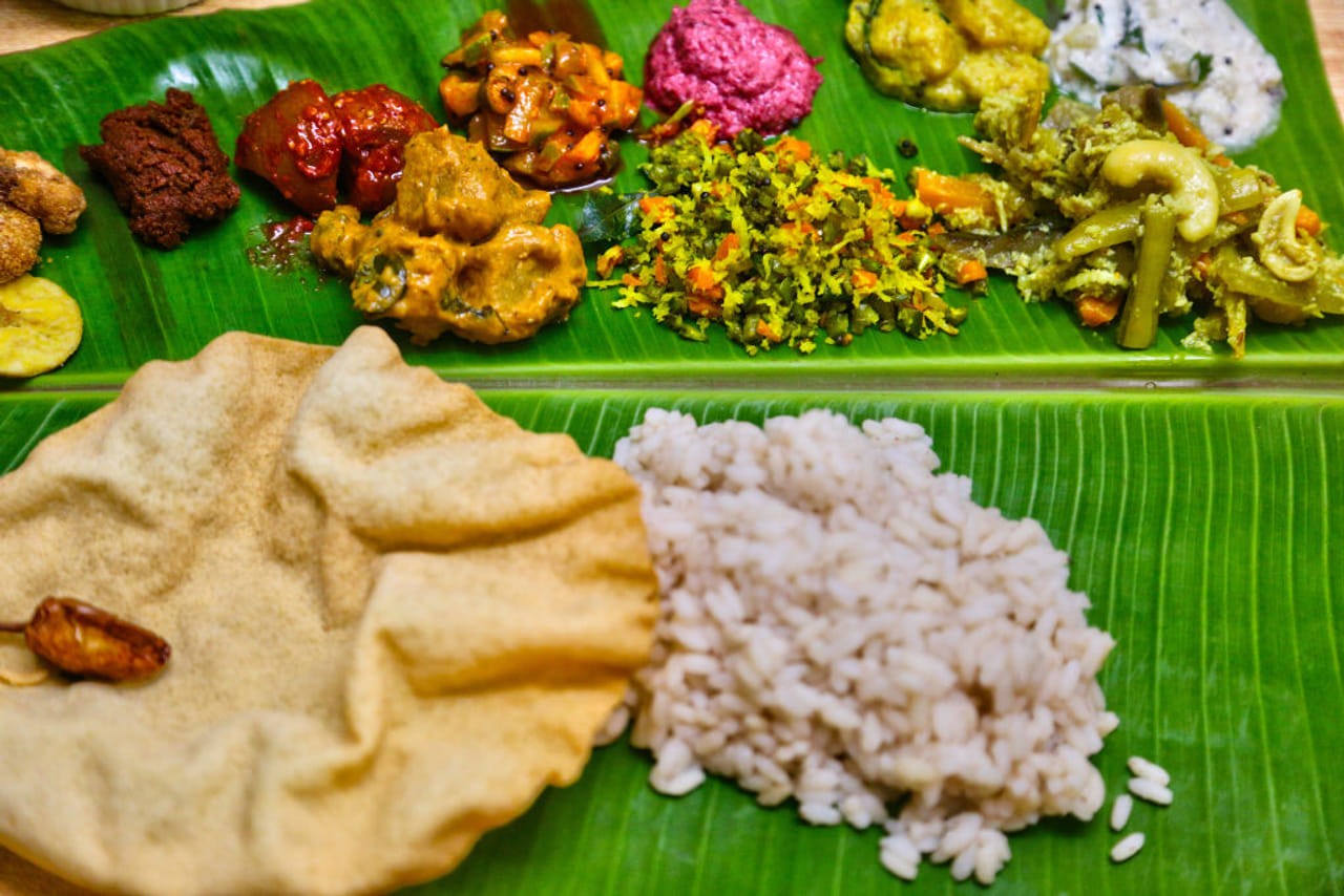 തെക്കൻ കേരളത്തിലെ ഏറ്റവും വലിയ ഭക്ഷണമാങ്കത്തിന് ഇന്ന് മുതൽ തുടക്കം. വയ്പ്പിലും വിളമ്പിലും കേരളത്തിലെ സദ്യകളിൽ നിന്ന് എന്നും വേറിട്ട് നിൽക്കുന്ന ഒന്നുതന്നെയാണ് ആറന്മുള വള്ളസദ്യ. ഒക്ടോബർ രണ്ട് വരെയാണ് ഇത്തവണത്തെ വള്ളസദ്യ നടക്കുന്നത്. ആഗ്രഹ സഫലീകരണത്തിന് വേണ്ടി അന്നദാനപ്രഭുവായ പാത്ഥസാരഥിയ്‌ക്കുള്ള വഴിപാടായാണ് വള്ളസദ്യ സമർപ്പിക്കുന്നത്. (Image Credits: Getty Images) 
