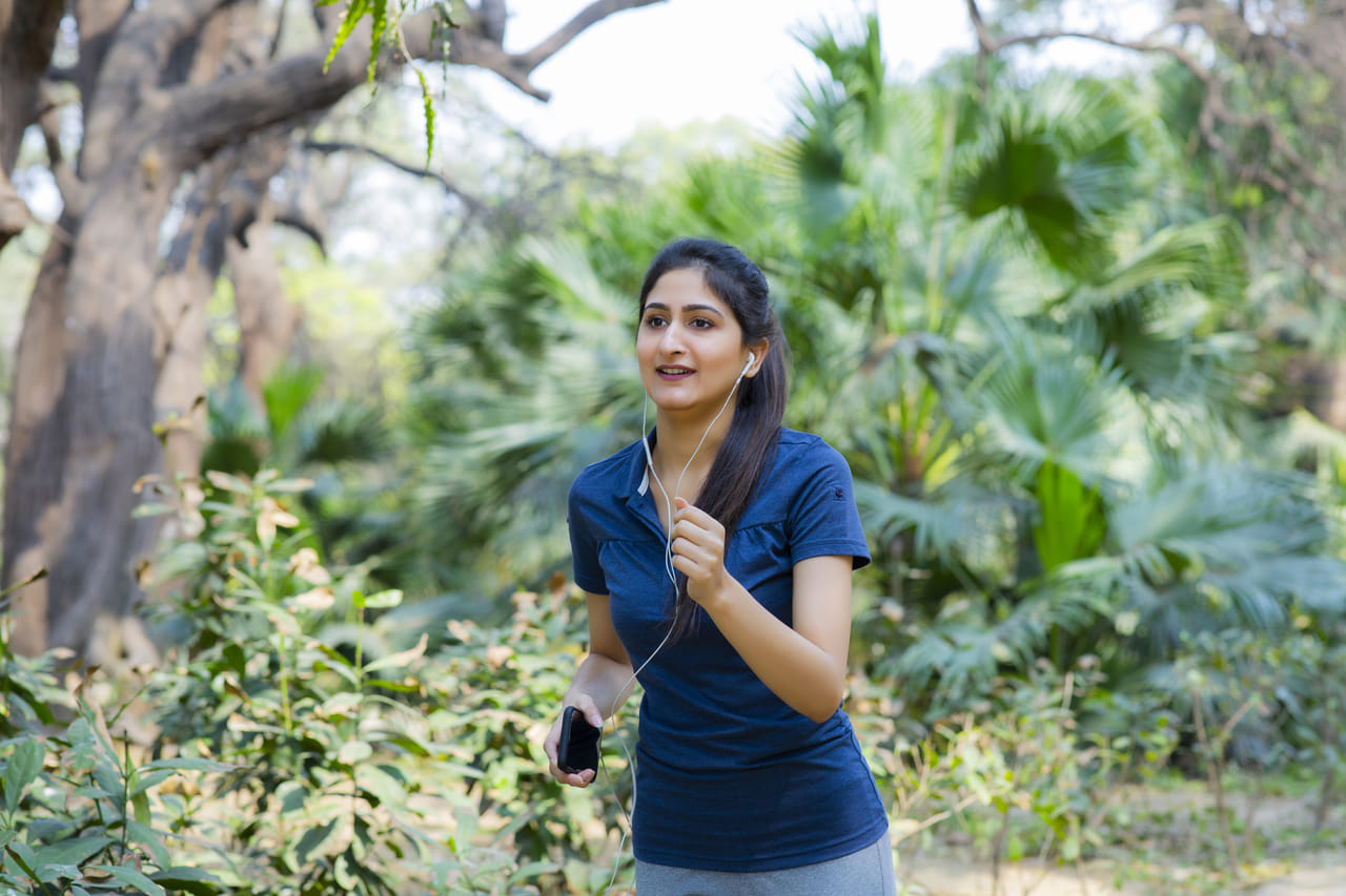 ദിവസവും ഒരു നേരമെങ്കിലും നടക്കുന്നത് ആരോ​ഗ്യത്തിന് നല്ലതാണ്. പലരും ഈ ശീലം പിന്തുടരാറുമുണ്ട്. എന്നാൽ കേട്ടാൽ രസകരമെന്ന് തോന്നുന്ന മറ്റൊരു വ്യായാമം നിങ്ങളോട് പറയട്ടെ. പിന്നിലേക്ക് നടക്കുക. തമാശയായി കാണേണ്ട, ദിവസവും പത്ത് മിനിറ്റ് നേരം പിന്നോട്ട് നടന്നാൽ നിരവധി ആരോ​ഗ്യ ​ഗുണങ്ങളാണ് ലഭിക്കുന്നത്. റെട്രോ നടത്തം എന്നും അറിയപ്പെടാറുണ്ട്. (Image Credits: Gettyimages)