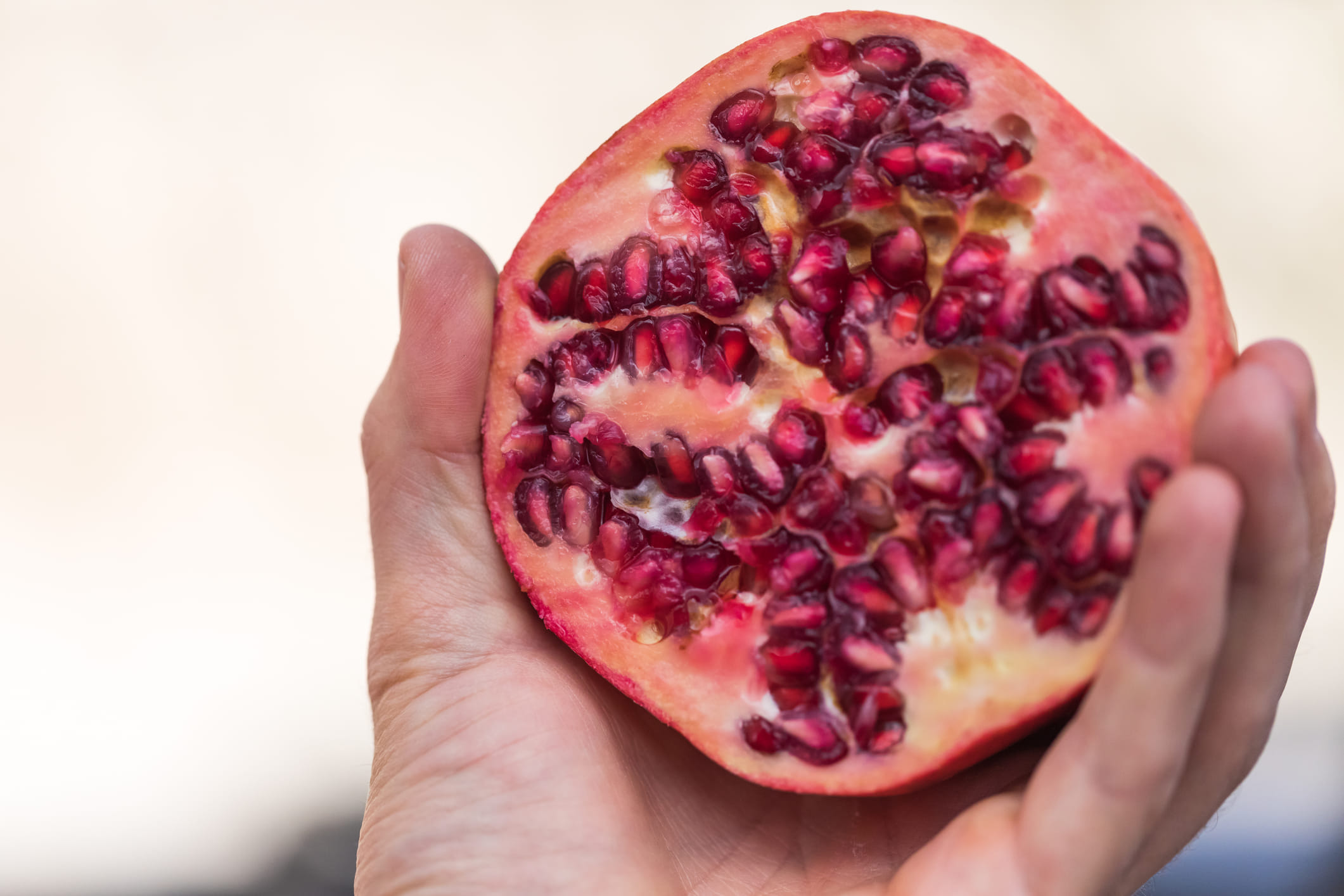 ചുമയും തൊണ്ടവേദനയും: ജലദോഷം, ചുമ, തൊണ്ടയിലെ അണുബാധ എന്നിവയുടെ ലക്ഷണങ്ങളിൽ നിന്ന് ആശ്വാസം നൽകാൻ സഹായിക്കുന്ന ആൻറി ബാക്ടീരിയൽ, ആന്റി-ഇൻഫ്ലമേറ്ററി സംയുക്തങ്ങൾ മാതളനാരങ്ങയുടെ തൊലിയിൽ ധാരാളമായി അടങ്ങിയിട്ടുണ്ട്. ഈ പൊടി ചെറുചൂടുള്ള വെള്ളത്തിൽ കലർത്തി ഗാർഗിൾ ചെയ്യാൻ ഉപയോഗിക്കുന്നത് നല്ലതാണ്. ചിലർക്ക് കൂടുതൽ ആശ്വാസത്തിനായി ഇത് ചായയിൽ ഇട്ടും കുടിക്കാറുണ്ട്.  
 