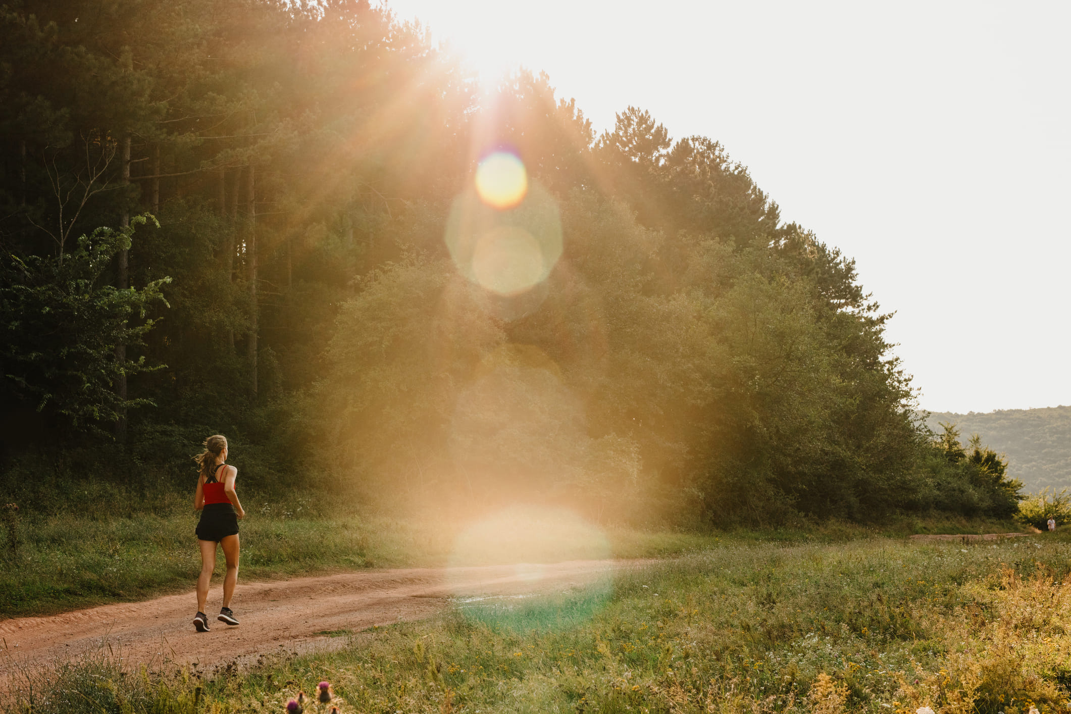 പിന്നിലേക്ക് നടക്കുന്നത് അപരിചിതമാണ്, അതിനാൽ അതിന് കൂടുതൽ ശ്രദ്ധ ആവശ്യമാണ്. ഈ  നടത്തം നിങ്ങളുടെ തലച്ചോറിനെ കൂടുതൽ ആരോ​ഗ്യവാനാക്കുന്നു. പതിവായി ഈ വ്യായാമം പിന്തുടരുന്നവർക്ക്, ന്യൂറോപ്ലാസ്റ്റിസിറ്റി, മെമ്മറി എന്നിവ മെച്ചപ്പെടുകയും ചെയ്യും.2023 ലെ ഒരു പഠനം അനുസരിച്ച്, പിന്നിലേക്ക് നടക്കുന്നത് ആളുകളിൽ വൈജ്ഞാനിക ശക്തി മെച്ചപ്പെടുത്തുന്നതായി പറയുന്നു. 
