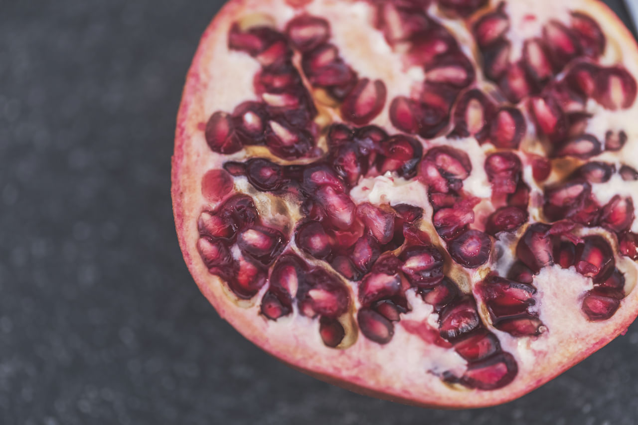 ദഹനത്തെയും കുടലിന്റെ ആരോഗ്യത്തിനും: നിങ്ങളുടെ ദഹനവ്യവസ്ഥയെ സ്വാഭാവികമായി പിന്തുണയ്ക്കാൻ മാതളനാരങ്ങയുടെ തൊലി നല്ലതാണ്. ഇവയിൽ നാരുകളും ആന്റി-ഇൻഫ്ലമേറ്ററി ഘടകങ്ങളും അടങ്ങിയിട്ടുണ്ട്. ഇത് വയറ്റിലെ അണുബാധ, വീക്കം എന്നിവ കുറയ്ക്കാൻ സഹായിക്കും. ഇത് നിങ്ങളുടെ ഭക്ഷണത്തിൽ ഉൾപ്പെടുത്തുന്നത് മൊത്തത്തിലുള്ള ദഹന ആരോഗ്യം മെച്ചപ്പെടുകയും പതിവ് മലബന്ധം ഇല്ലാതാക്കുകയും ചെയ്യും.