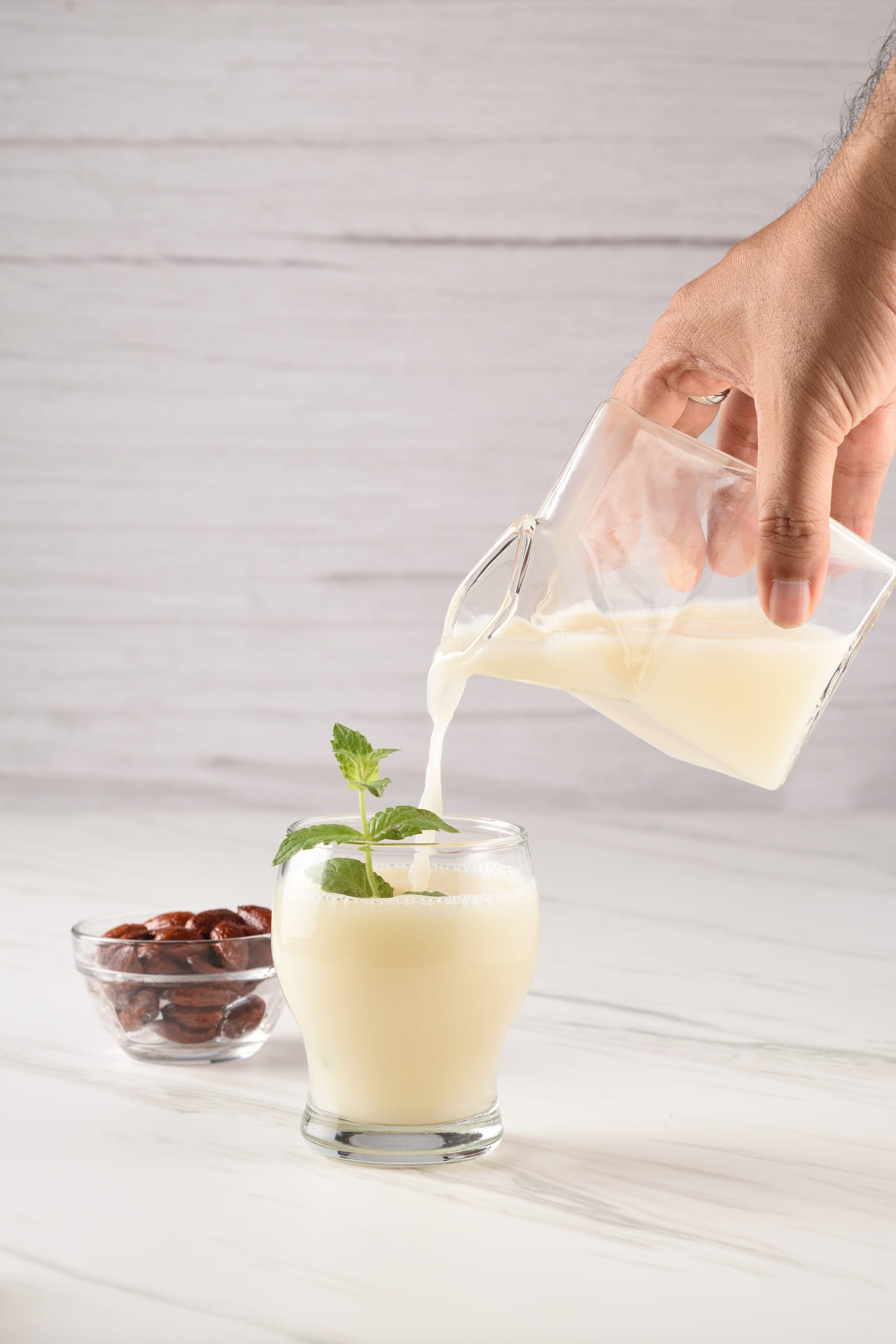 കുടിക്കുന്നതിനുമുമ്പ് എപ്പോഴും പാൽ ചൂടാക്കുക. കൂടുതൽ ​ഗുണങ്ങൾക്കായി മഞ്ഞൾ, ഏലം, അല്ലെങ്കിൽ ഇഞ്ചി എന്നിവ പാലിൽ ചേർക്കാവുന്നതാണ്. തേനോ ഉപ്പോ പാലിൽ ചേർക്കരുത്. പുളിയുള്ള പഴങ്ങളോ ഉപ്പ് കൂടിയ ഭക്ഷണങ്ങളോ പാലിനോടൊപ്പം കഴിക്കാതിരിക്കാൻ എപ്പോഴും ശ്രദ്ധിക്കണം. (Image Credits: Gettyimages)
