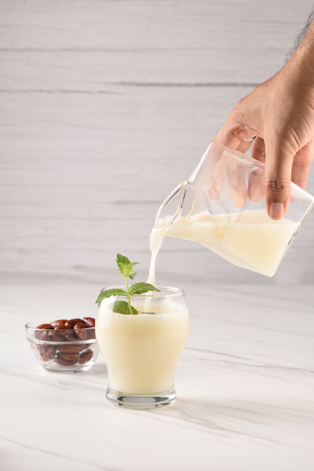 കുടിക്കുന്നതിനുമുമ്പ് എപ്പോഴും പാൽ ചൂടാക്കുക. കൂടുതൽ ​ഗുണങ്ങൾക്കായി മഞ്ഞൾ, ഏലം, അല്ലെങ്കിൽ ഇഞ്ചി എന്നിവ പാലിൽ ചേർക്കാവുന്നതാണ്. തേനോ ഉപ്പോ പാലിൽ ചേർക്കരുത്. പുളിയുള്ള പഴങ്ങളോ ഉപ്പ് കൂടിയ ഭക്ഷണങ്ങളോ പാലിനോടൊപ്പം കഴിക്കാതിരിക്കാൻ എപ്പോഴും ശ്രദ്ധിക്കണം. (Image Credits: Gettyimages)