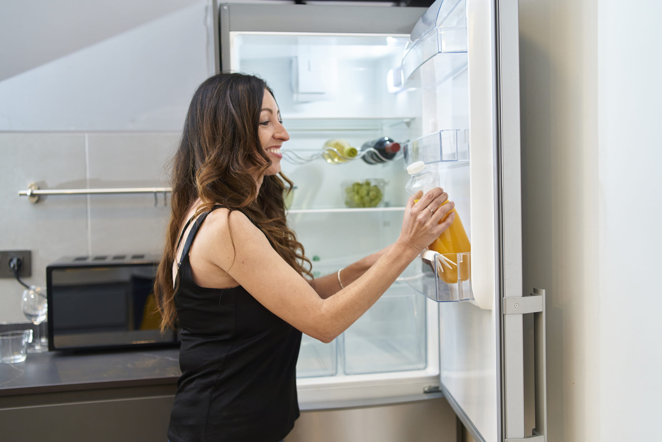 വീട്ടിൽ പാകം ചെയ്ത മിക്ക ഭക്ഷണങ്ങളും രണ്ടോ മൂന്നോ ദിവസത്തിനുള്ളിൽ കഴിക്കുന്നതാണ് ഉത്തമം. പാൽ അല്ലെങ്കിൽ ക്രീം അടിസ്ഥാനമാക്കിയുള്ള വിഭവങ്ങൾക്ക് കാലാവധി കുറവാണ്. അതിനാൽ 24 മുതൽ 48 മണിക്കൂറിനുള്ളിൽ അവ കഴിക്കണം. കേടായതായി തോന്നിയാൽ അവ കളയാൻ മടിക്കരുത്. (Image Credits: Gettyimages)
