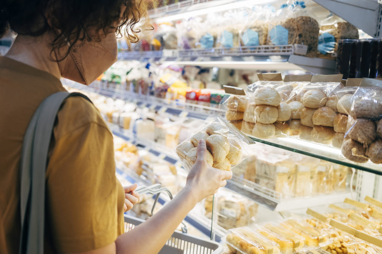 ചുവന്ന ഡോട്ട്; ഭക്ഷണ പാക്കറ്റിൽ ചുവന്ന വൃത്താകൃതിയിലുള്ള നിറത്തിൽ ഒരു ഡോട്ട് ഉണ്ടെങ്കിൽ, ആ ഉൽപ്പന്നത്തിൽ നോൺ-വെജിറ്റേറിയൻ ഇനങ്ങൾ ഉപയോഗിച്ചിട്ടുണ്ടെന്ന് അർത്ഥമാക്കുന്നു. ഇത് ചിക്കൻ, മട്ടൺ, മത്സ്യം അല്ലെങ്കിൽ ഏതെങ്കിലും തരത്തിലുള്ള നോൺ-വെജ് ഇനം ഉപയോഗിച്ച് ഉണ്ടാക്കിയവയാവാം. സസ്യാഹാരികൾക്ക് അത്തരം ഉൽപ്പന്നങ്ങൾ തിരിച്ചറിയാനാണ് ഇങ്ങനൊരു നിറം നൽകിയിരിക്കുന്നത്.(Image Credits: Getty Images)