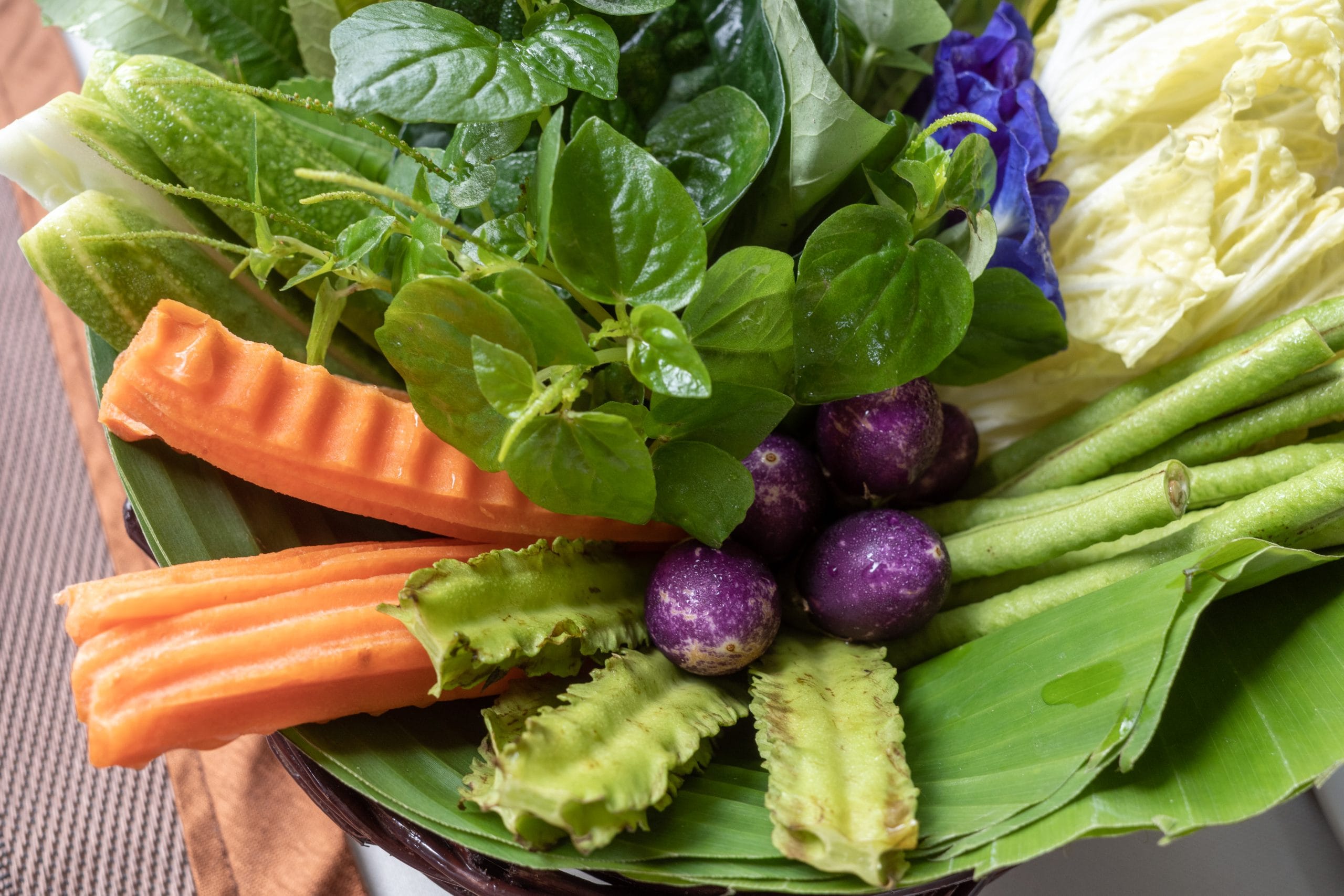 മല്ലിയില: പലപ്പോഴും ഭക്ഷണത്തെ അലങ്കരിക്കാനാണ് മല്ലിയില ഉപയോഗിക്കുന്നത്. എന്നാൽ വൈറ്റമിൻ കെയാൽ സമ്പുഷ്ടമാണ് ഈ ഇലകൾ. മല്ലിയില ശരീരത്തിന്റെ പല പ്രശ്നങ്ങളെയും പരിഹരിക്കുന്നു. കൂടാതെ ബ്രക്കോളി കഴിക്കുന്നതും നല്ലതാണ്. ഒരു കപ്പ് ബ്രോക്കോളി ചെറുതായി ആവിയിൽ വേവിച്ചാൽ ഏകദേശം 141 മൈക്രോഗ്രാം വിറ്റാമിൻ കെ ലഭിക്കും. (Image Credits: Getty Images/ Unsplash)