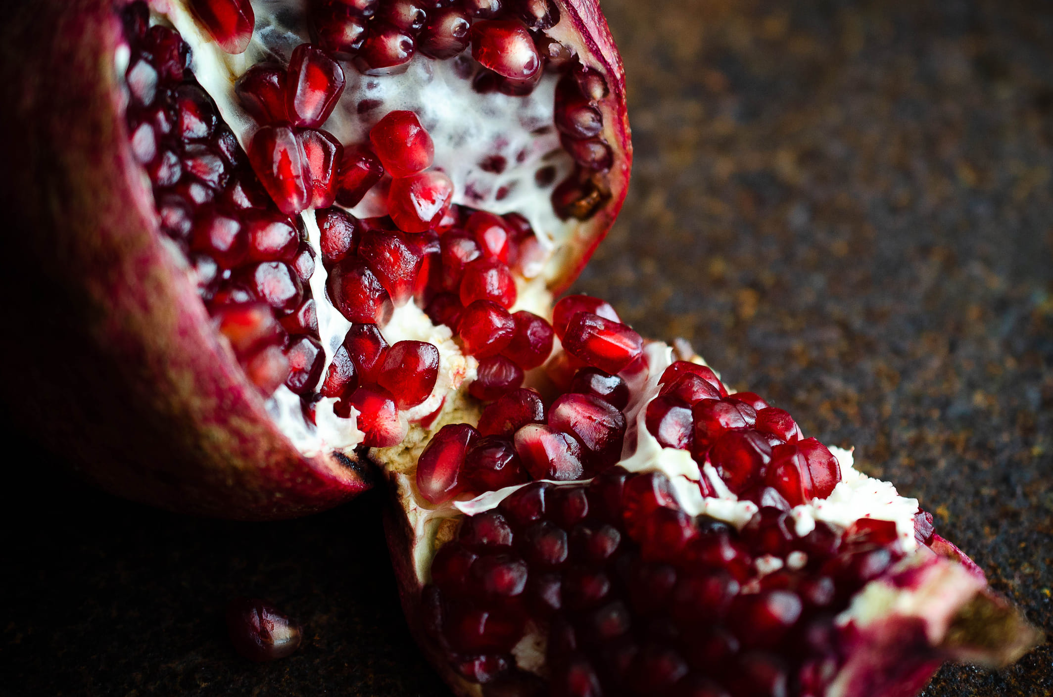 ഹൃദയാരോഗ്യം: മാതളനാരങ്ങയുടെ തൊലിയിലെ ആന്റിഓക്‌സിഡന്റുകൾ ചീത്ത കൊളസ്‌ട്രോളിന്റെ അളവ് കുറയ്ക്കുന്നതിനും ഓക്‌സിഡേറ്റീവ് സമ്മർദ്ദം കുറയ്ക്കുന്നതിനും സഹായിക്കും. ഇവ രണ്ടും ഹൃദ്രോഗവുമായി ബന്ധപ്പെട്ടിരിക്കുന്നു. പതിവായി കഴിക്കുന്നത് രക്തസമ്മർദ്ദം നിയന്ത്രിക്കുന്നതിനും മെച്ചപ്പെട്ട രക്തചംക്രമണം പ്രോത്സാഹിപ്പിക്കുന്നതിനും സഹായിക്കും. ഒരു ഗ്ലാസ് വെള്ളത്തിൽ ഒരു ടീസ്പൂൺ മാതളനാരങ്ങ തൊലി പൊടി കലർത്തി രാവിലെ കുടിക്കുക.
 