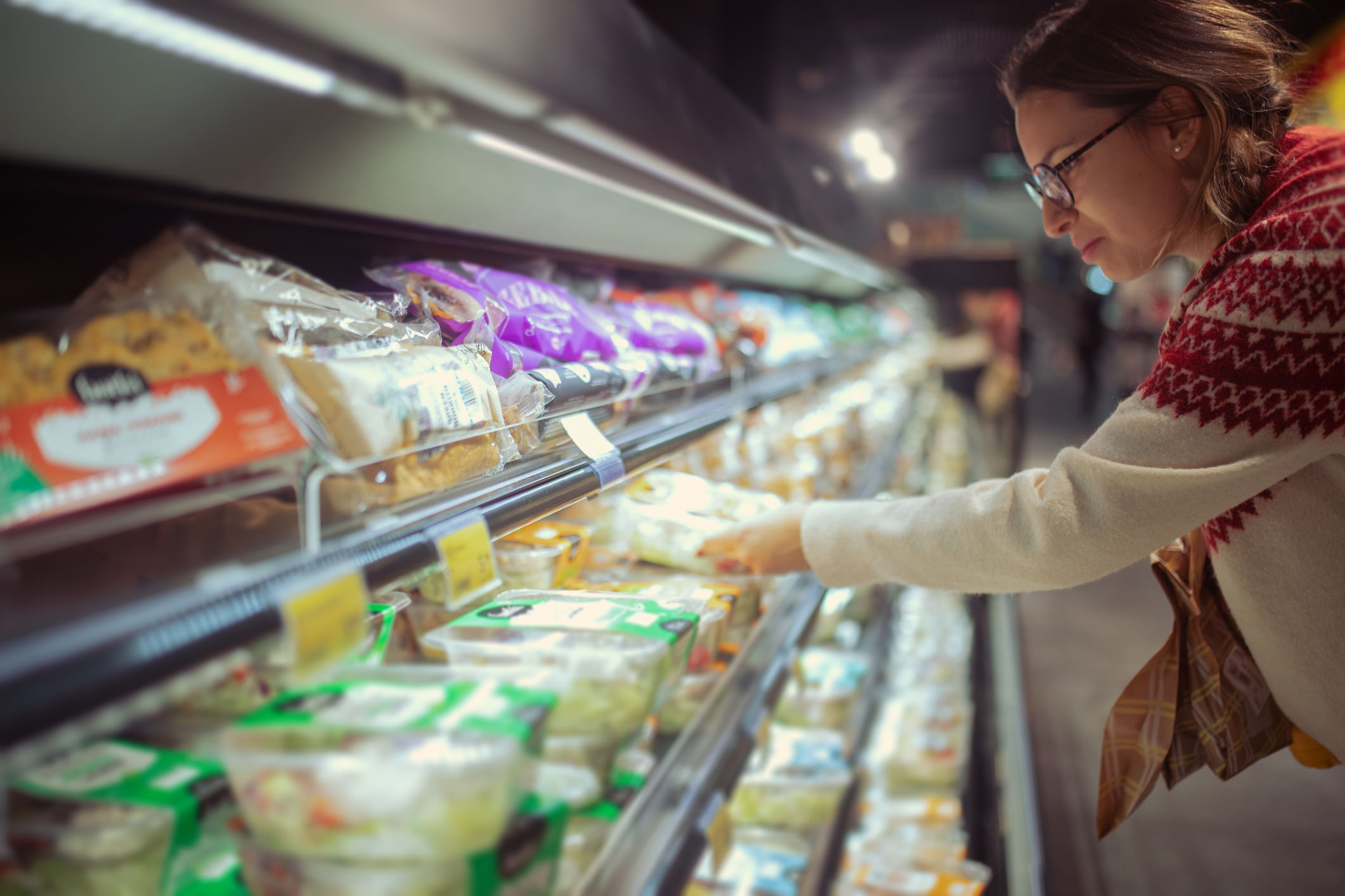 നമ്മൾ കടകളിൽ നിന്ന് വാങ്ങുന്ന ഭക്ഷണപാക്കറ്റുകളിൽ രണ്ട് നിറങ്ങൾ എപ്പോഴെങ്കിലും നിങ്ങൾ ശ്രദ്ധിച്ചിട്ടുണ്ടോ? നമ്മളിൽ മിക്കവർക്കും അതിൻ്റെ അർത്ഥം അറിയണമെന്നില്ല. അതുകൊണ്ട് തന്നെ ഈ നിറങ്ങൾ ശ്രദ്ധിക്കാതെയാണ് ഭക്ഷണങ്ങൾ വാങ്ങുന്നതും. ഇവ ആരോഗ്യവുമായി ബന്ധപ്പെട്ടതാണോ ഓരോ നിറങ്ങളും എന്തെല്ലാം സൂചകങ്ങളാണ് നൽക്കുന്നത് തുടങ്ങിയ വിശദമായ വിവരങ്ങൾ വായിച്ചറിയാം. (Image Credits: Getty Images)