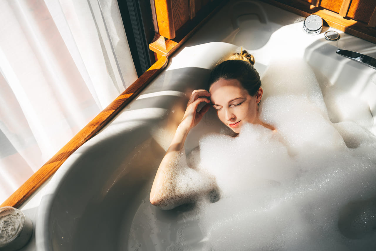 മഴ എത്തുന്നതോടെ മിക്ക ആളുകളും വസ്ത്രധാരണവും ചർമ്മ സംരക്ഷണവും ഭക്ഷണശീലങ്ങളും എല്ലാം മാറ്റുന്നു. പക്ഷേ വളരെ കുറച്ചുപേർ മാത്രമാണ് കുളിക്കുന്നതിൽ ചില മാറ്റങ്ങൾ വരുത്തൂ. ഈ സമയം ഏറ്റവും കൂടുതൽ ശ്രദ്ധിക്കേണ്ടത് അണുബാധയെ ആണ്. കൂടാതെ മഴക്കാലത്ത് സോപ്പ് ഉപയോഗിക്കണോ അതോ ബോഡി വാഷിലേക്ക് മാറണോ എന്നുള്ളത് ചിലരുടെയെങ്കിലും സംശയമാണ്. (Image Credits: Gettyimages)