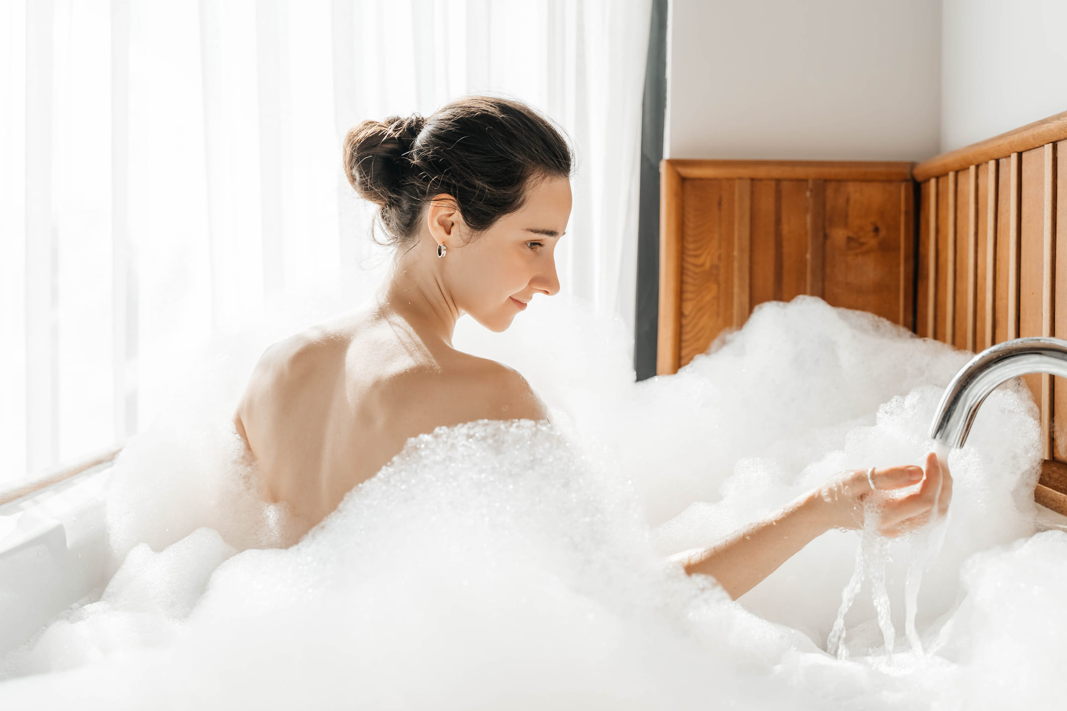 മഴക്കാലത്ത് ബോഡി വാഷുകളുടെ ഗുണങ്ങൾ ഡോക്ടർ ചൂണ്ടിക്കാണിക്കുന്നു. ബോഡി വാഷുകൾ കൂടുതൽ നല്ലതാണ്, അവയിൽ പലതിലും കറ്റാർ വാഴ അല്ലെങ്കിൽ ഷിയ ബട്ടർ പോലുള്ള മോയ്സ്ചറൈസിംഗ് ചേരുവകൾ ഉപയോഗിച്ചാണ് നിർമ്മിച്ചിരിക്കുന്നത്. തണുത്ത കാലാവസ്ഥയിൽ ഇത് ചർമ്മത്തിന് കൂടുതൽ അനുയോജ്യമാണ്. (Image Credits: Gettyimages)