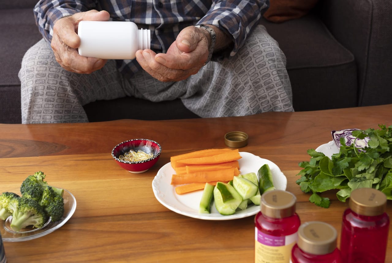 മുരിങ്ങയില: മുരിങ്ങയില ഒരു നിത്യോപയോഗ സാധനമാണ്. ഈ ഇലകളിൽ 100 ഗ്രാമിൽ 600 മൈക്രോഗ്രാം വൈറ്റമിൻ കെ അടങ്ങിയിട്ടുണ്ട്, ഇത് ദിവസേന ആവശ്യമുള്ളതിന്റെ 10 മടങ്ങ് കൂടുതലാണ്. അതുകൊണട് തന്നെ ഈ ഇലകൾ പതിവായി കഴിക്കുമ്പോൾ കാൽസ്യം ആഗിരണം മെച്ചപ്പെടുത്തുന്നതിലൂടെ അസ്ഥികളുടെ ശക്തിയും വർദ്ധിക്കുന്നു. (Image Credits:  Getty Images/ Unsplash)