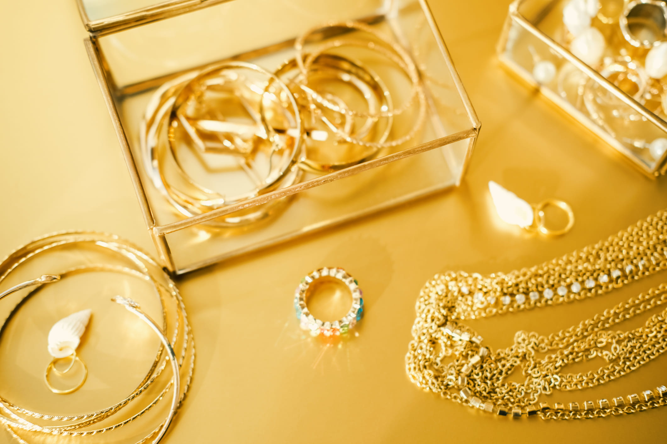 അടുത്തുള്ള മികച്ച സ്വർണ്ണക്കടയിൽ നിങ്ങൾക്ക് നിങ്ങളുടെ സ്വർണം വിൽക്കാം. വിൽക്കുന്ന ദിവസത്തെ വില കണക്കാക്കി ജ്വല്ലറികൾ സ്വർണ്ണം വാങ്ങും. എങ്കിലും പൈസ എപ്പോൾ കിട്ടുമെന്ന് പലർക്കും ആശങ്കയും സംശയങ്ങളുമുണ്ട്.