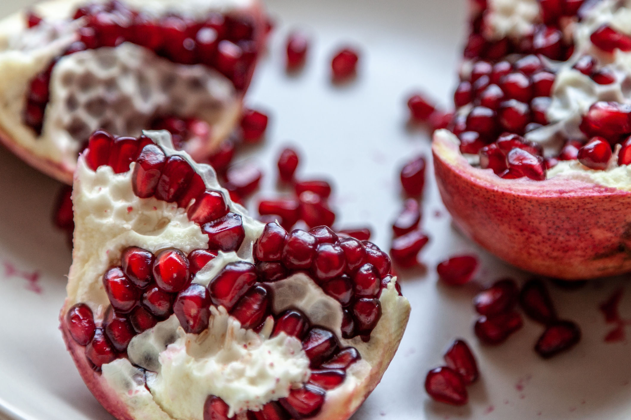  മാതളനാരങ്ങ വളരെയധികം ​ഗുണമുള്ള പഴങ്ങളിൽ ഒന്നാണ്. ഇവയിൽ ഏറ്റവും കൂടുതൽ ആൻ്റിഓക്സിഡൻ്റുകൾ കാണപ്പെടുന്നു. എന്നാൽ സാധാരണ മാധളനാരങ്ങളുടെ ഉള്ളിലെ വിത്തുകൾ കഴിച്ചശേഷം അവയുടെ തൊലി വലിച്ചെറിയുകയാണ് പതിവ്. ചിലർ വയറുവേദനയ്ക്ക് ഇവ ഉണക്കി പൊടിച്ച് കഴിക്കാറുണ്ട്. എങ്കിലും നിങ്ങൾക്കറിയാത്ത നിരവധി പോഷകങ്ങളാൽ സമ്പുഷ്ടമാണ് മാതളനാരങ്ങയുടെ തൊലി. (Imagen Credis: Gettyimages) 
