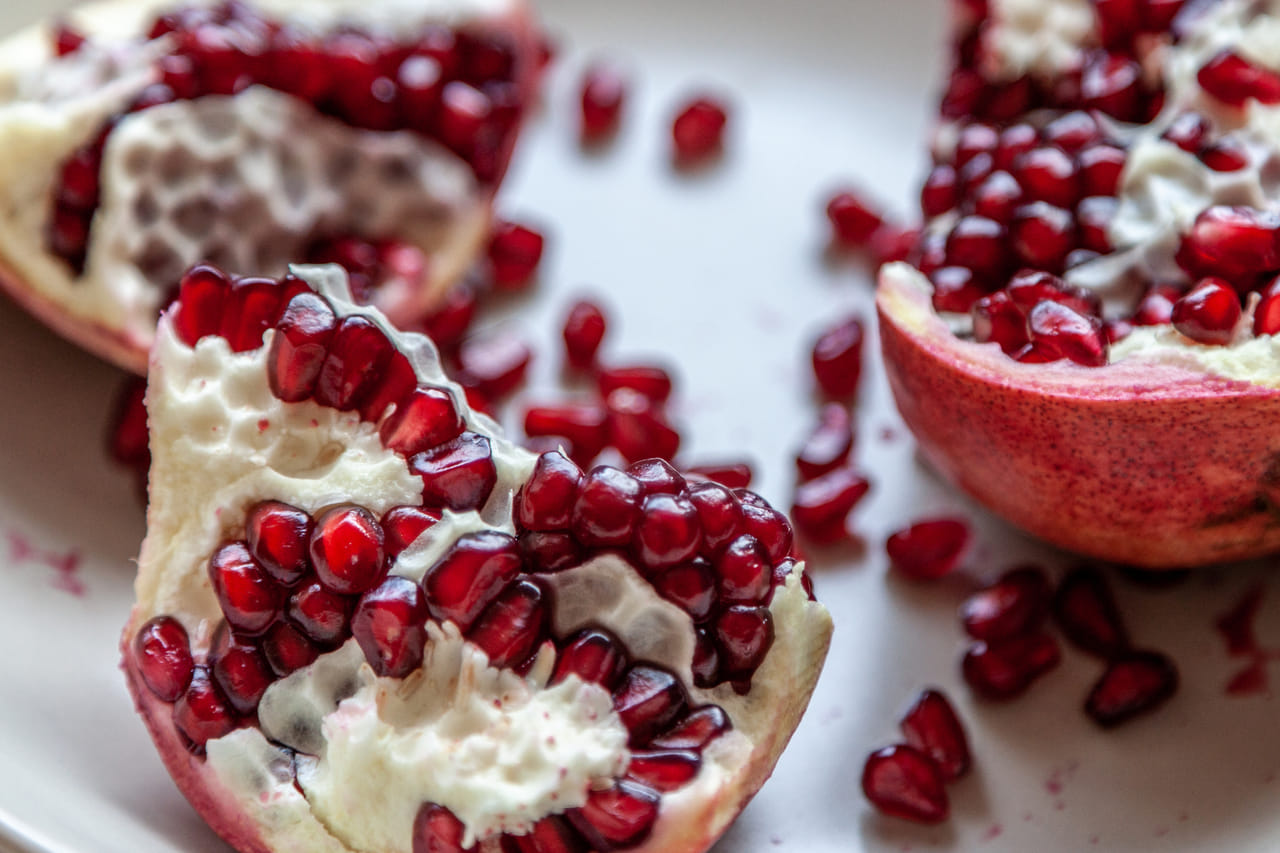 മാതളനാരങ്ങ വളരെയധികം ​ഗുണമുള്ള പഴങ്ങളിൽ ഒന്നാണ്. ഇവയിൽ ഏറ്റവും കൂടുതൽ ആൻ്റിഓക്സിഡൻ്റുകൾ കാണപ്പെടുന്നു. എന്നാൽ സാധാരണ മാധളനാരങ്ങളുടെ ഉള്ളിലെ വിത്തുകൾ കഴിച്ചശേഷം അവയുടെ തൊലി വലിച്ചെറിയുകയാണ് പതിവ്. ചിലർ വയറുവേദനയ്ക്ക് ഇവ ഉണക്കി പൊടിച്ച് കഴിക്കാറുണ്ട്. എങ്കിലും നിങ്ങൾക്കറിയാത്ത നിരവധി പോഷകങ്ങളാൽ സമ്പുഷ്ടമാണ് മാതളനാരങ്ങയുടെ തൊലി. (Imagen Credis: Gettyimages)