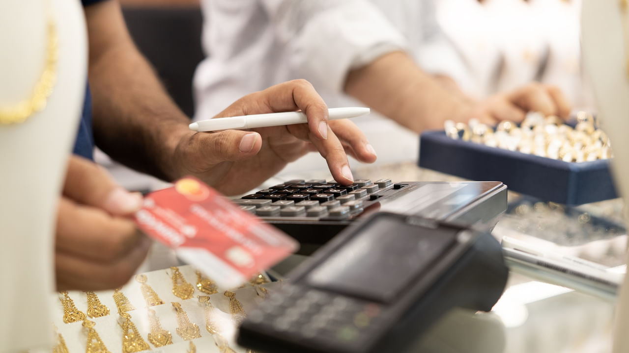 പഴയ സ്വർണം വിൽക്കാൻ രേഖകളൊന്നും കയ്യിൽ കരുതണമെന്നില്ല. പരമാവധി നിങ്ങൾ സ്വർണം വാങ്ങിയ കടയിൽ നിന്ന് തന്നെ അത് വിൽക്കാനും ശ്രമിക്കുക. മറ്റ് കുറവുകളില്ലാതെ തന്നെ ഇത് നിങ്ങൾക്ക ലഭിക്കും.