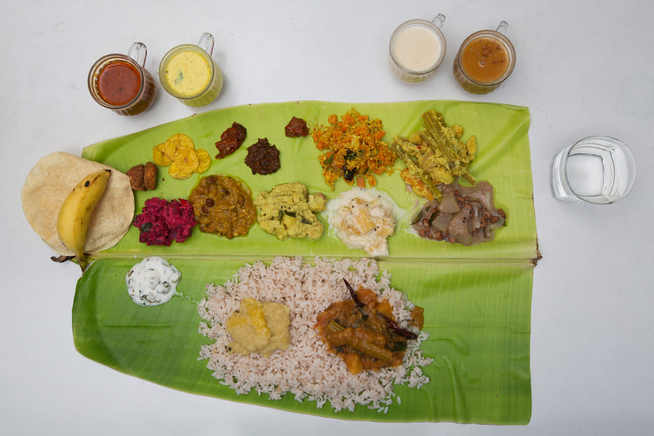 എന്നാൽ പുറത്തുനിന്ന് വരുന്നവർക്ക് എങ്ങനെ വള്ളസദ്യ കഴിക്കാം എന്താണ് അവിടുത്തെ രീതികൾ എന്നതിനെക്കുറിച്ച് ധാരണയുണ്ടാവണമെന്നില്ല. 82 ദിവസത്തെ വള്ളസദ്യ വഴിപാടിനായി മുൻകൂർ ബുക്കിങ്ങുകൾ സാധ്യമാണ്. ഇത്തവണ ഭക്തജനങ്ങൾക്കായി 15 സദ്യാലയങ്ങളാണ് അമ്പലത്തിൻ്റെ ചുറ്റോറും ക്രമീകരിച്ചിട്ടുള്ളത്. (Image Credits: Getty Images)