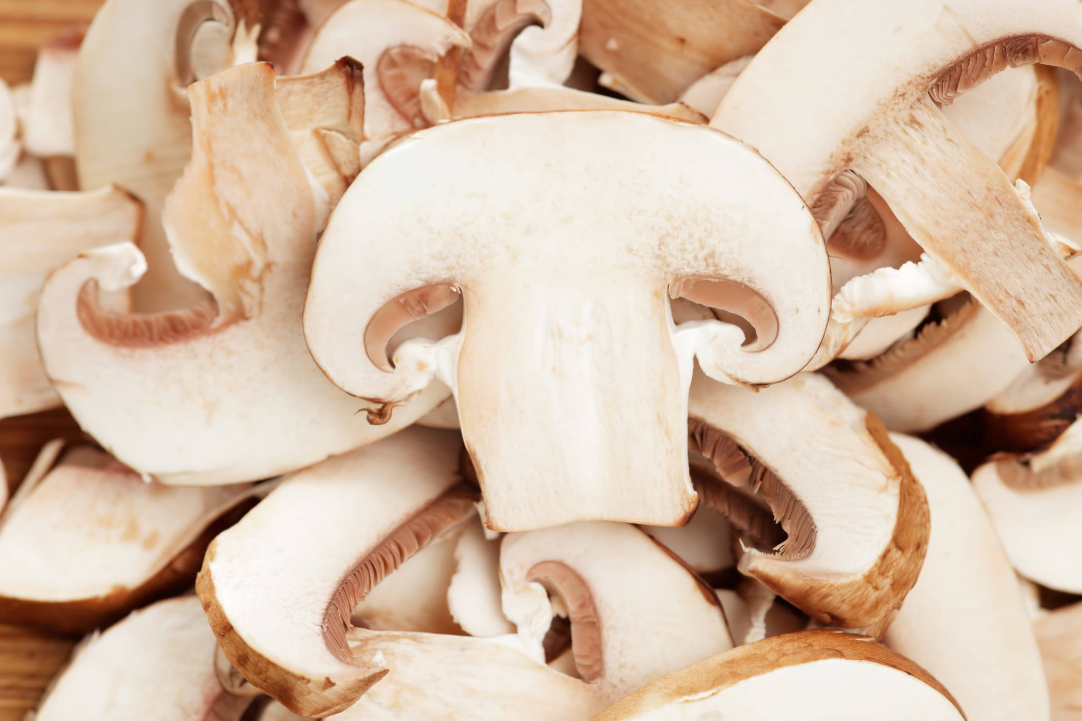 ചുരുക്കത്തിൽ പറഞ്ഞാൽ, പാചകം ചെയ്യുന്നതിനുമുമ്പ് വെയിലത്ത് വയ്ക്കുന്നതിലൂടെ കൂണിലെ വൈറ്റമിൻ ഡിയുടെ അളവ് വർദ്ധിപ്പിക്കാൻ കഴിയും. 15 മുതൽ 30 മിനിറ്റ് വരെ കൂണുകളെ നേരിട്ട് സൂര്യപ്രകാശം ഏൽക്കാൻ വച്ചാൽ മതിയാകും. കാരണം വൈറ്റമിൻ ഡി നമ്മുടെ ശരീരത്തിന് വളരെ പ്രധാനമായ ഒന്നാണ്. അസ്ഥികളുടെ ആരോ​ഗ്യം, കാൽസ്യം, രോഗപ്രതിരോധ സംവിധാനം എന്നിങ്ങനെ നിരവധി കാര്യങ്ങളി‍ക്ക് വൈറ്റമിൻ ഡി പ്രധാനമാണ്. 
