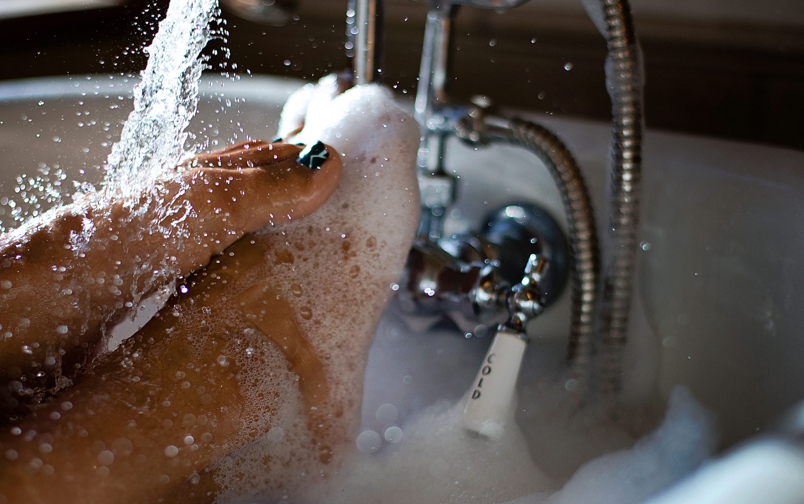 നമ്മളിൽ മിക്കവരും സോപ്പാണ് കൂടുതലായും ഉപയോഗിക്കുന്നത്. ചിലരെങ്കിലും അടുത്തിടെയാണ് ബോഡി വാഷിലേക്ക് മാറിയത്. എന്നാൽ മഴക്കാലത്ത് എല്ലാവരുടെയും ചർമ്മത്തിന് സോപ്പ് അനുയോജ്യമാകണമെന്നില്ല. മിക്ക സോപ്പുകളിലും ഉയർന്ന ആൽക്കലൈൻ pH ഉണ്ട്, ഇത് ചർമ്മത്തിലെ സ്വാഭാവിക എണ്ണമയം ഇല്ലാതാക്കും. പത കൂടുമ്പോൾ കൂടുതൽ വൃത്തിയാകുമെന്നാണ് പലരുടെയും ധാരണ. (Image Credits: Gettyimages)