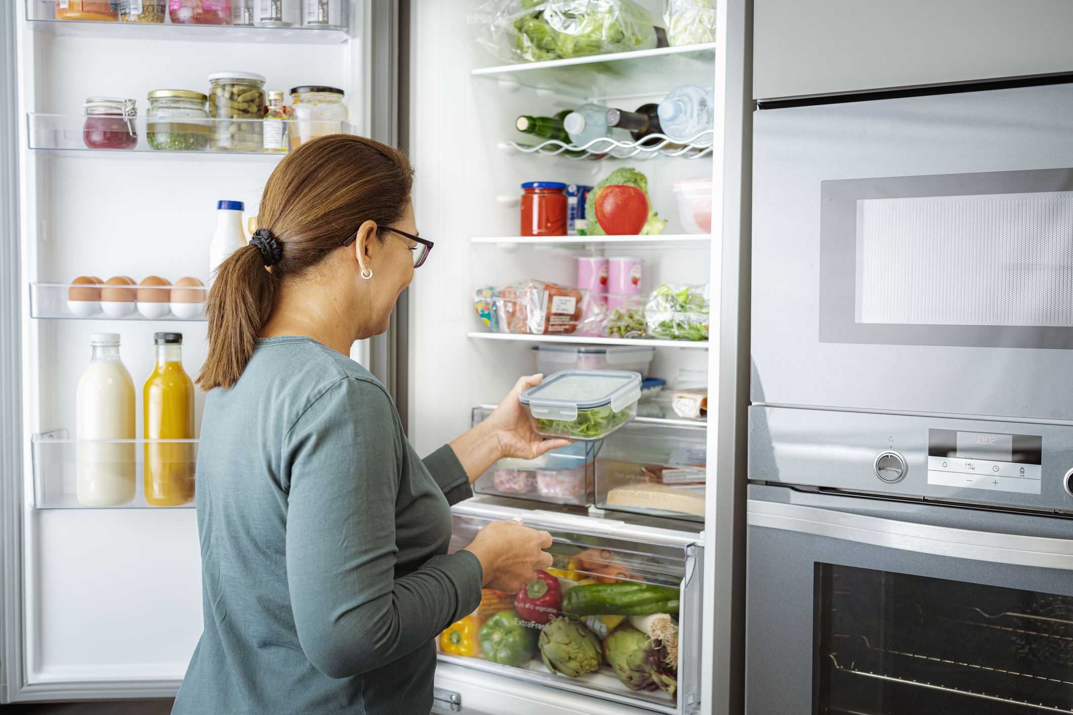 ബാക്കി വരുന്ന ഭക്ഷണ ഫ്രിഡ്ജിൽ സൂക്ഷിക്കുന്നത് പതിവാണ്. എന്നാൽ പിറ്റേന്ന് അത് കഴിക്കുന്നത് എങ്ങനെയാണ്. മിക്കവരും ഫ്രിഡ്ജിൽ നിന്നെടുത്ത് ചൂടാക്കിയാണ് കഴിക്കുന്നത്. എന്നാൽ ഈ രീതി സുരക്ഷിതമാണോ? ചില സാഹചര്യങ്ങളിൽ നിങ്ങൾ സൂക്ഷിക്കുന്നതും പിന്നീട് ചൂടാക്കുന്നതും കൂടുതൽ ദോഷം ചെയ്യും. (Image Credits: Gettyimages)
