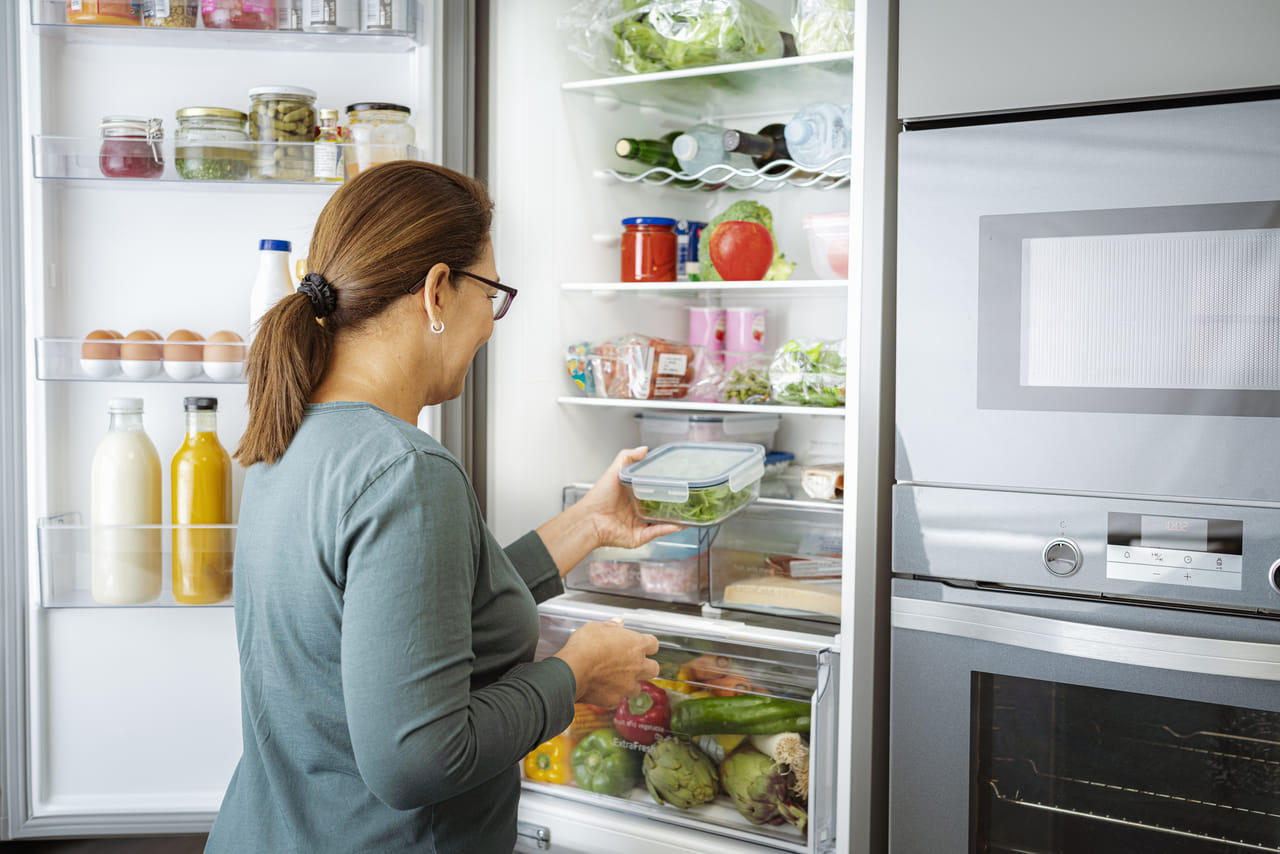 ബാക്കി വരുന്ന ഭക്ഷണ ഫ്രിഡ്ജിൽ സൂക്ഷിക്കുന്നത് പതിവാണ്. എന്നാൽ പിറ്റേന്ന് അത് കഴിക്കുന്നത് എങ്ങനെയാണ്. മിക്കവരും ഫ്രിഡ്ജിൽ നിന്നെടുത്ത് ചൂടാക്കിയാണ് കഴിക്കുന്നത്. എന്നാൽ ഈ രീതി സുരക്ഷിതമാണോ? ചില സാഹചര്യങ്ങളിൽ നിങ്ങൾ സൂക്ഷിക്കുന്നതും പിന്നീട് ചൂടാക്കുന്നതും കൂടുതൽ ദോഷം ചെയ്യും. (Image Credits: Gettyimages)
