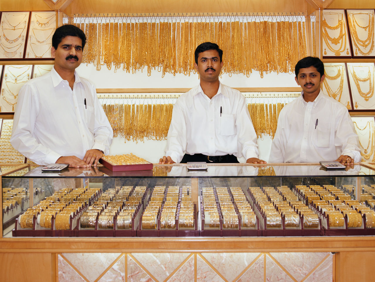 സ്വർണ്ണ വില കൂടി നിൽക്കുന്ന സമയങ്ങളിൽ പഴയ സ്വർണം വിൽക്കുന്നവരുടെ എണ്ണവും കൂടുതലായിരിക്കും. ഇത്തരം ഘട്ടങ്ങളിൽ പകുതി പൈസയോ അല്ലെങ്കിൽ നിശ്ചിത തുകയോ ആയിരിക്കും കടക്കാർ നൽകുക. ഇതിൻ്റെ ബില്ല് കൃത്യമായി വാങ്ങി സമയത്തിനുള്ളിൽ മുഴുവൻ തുകയും വാങ്ങാം.