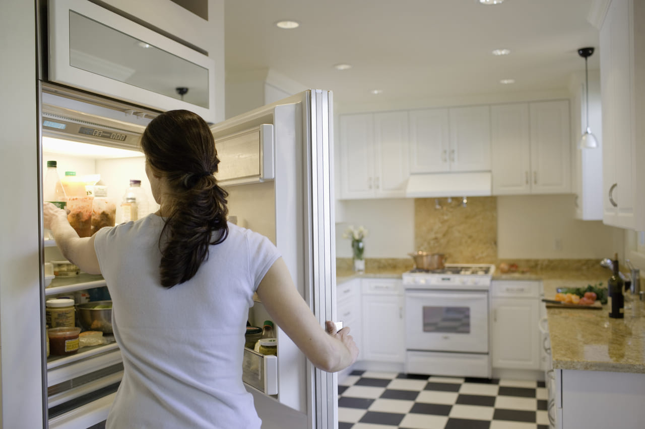 റഫ്രിജറേറ്ററിൽ സൂക്ഷിച്ച ഭക്ഷണം പരമാവധി പ്രയോജനപ്പെടുത്താൻ സഹായിക്കുന്ന ചില പൊടികൈകളെ കുറിച്ചാണ് പോഷകാഹാര വിദഗ്ധ ലീമ മഹാജൻ വെളിപ്പെടുത്തുന്നത്. വീട്ടിൽ പാകം ചെയ്ത ഭക്ഷണം രണ്ട് മണിക്കൂറിനുള്ളിൽ ഫ്രിഡ്ജിലേക്ക് മാറ്റണം. കൂടുതൽ നേരം പുറത്ത് വയ്ക്കുന്നത് ബാക്ടീരിയകൾ വളരാനും ഭക്ഷണം കേടാകാനും കഴിക്കാൻ സുരക്ഷിതമല്ലാതാക്കാനും കാരണമാകും. (Image Credits: Gettyimages)