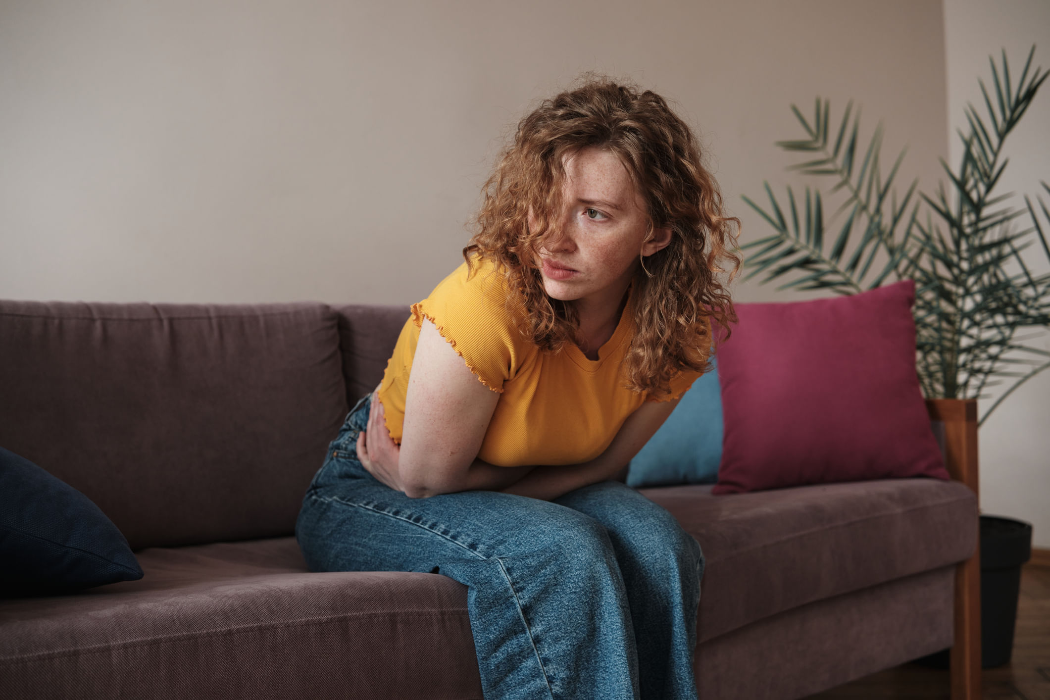 മഴതുടങ്ങിയാൽ പിന്നെ രോ​ഗങ്ങളും വന്നുചേരും. അതിൽ ഏറ്റവും കൂടുതൽ അണുബാധയുണ്ടാവുക വയറിനാണ്. കാരണം നമ്മൾ കഴിക്കുന്ന ഭക്ഷണം തന്നെയാണ്. കുട്ടികൾ, പ്രായമായവർ, ഗർഭിണികൾ എന്നിവരാണ് വയറ്റിൽ അസ്വസ്ഥകൾ ഉണ്ടാകുന്നതിനൽ ഏറ്റവും ദുർബലരായ വിഭാഗം.  ആരോഗ്യ വിദഗ്ധരുടെ അഭിപ്രായത്തിൽ, മഴക്കാലത്തെ വയറ്റിലെ അണുബാധകൾക്ക് കാരണം മലിനമായ വെള്ളം, മോശം ശുചിത്വം, പുറത്ത് നിന്നുള്ള ഭക്ഷണം എന്നിവയാണ്. (Image Credits: Getty Images) 
