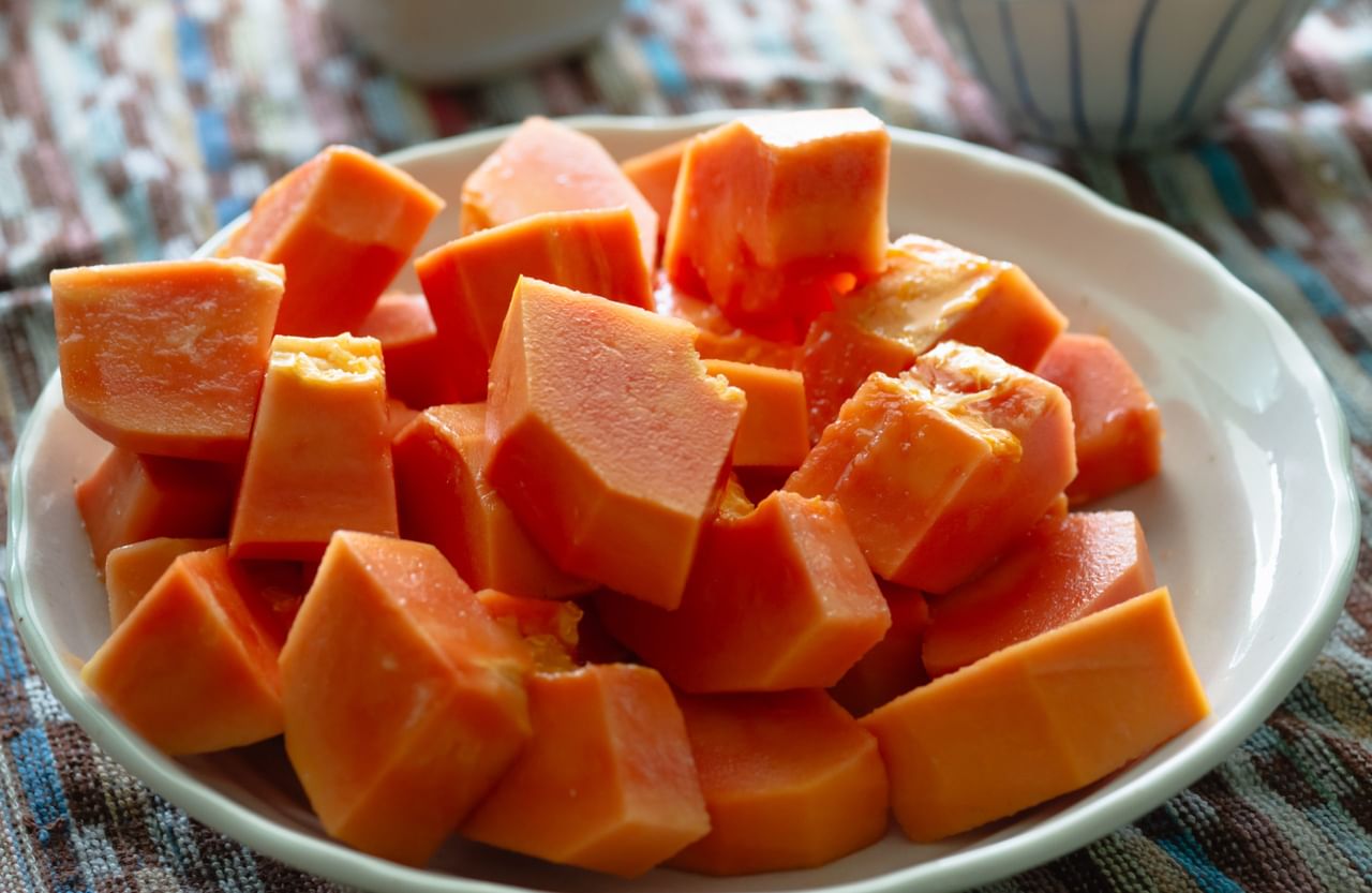 പപ്പായ: വെറും വയറ്റിൽ കഴിക്കാൻ പറ്റിയ ഭക്ഷണങ്ങളിൽ ഒന്നാണ് പപ്പായ. ദഹനത്തിന് വളരെയധികം ഗുണം ചെയ്യുന്ന പപ്പെയ്ൻ എന്ന എൻസൈം ഇതിൽ അടങ്ങിയിട്ടുണ്ട്. ആന്റിഓക്‌സിഡന്റുകളാലും സമ്പുഷ്ടമായ പപ്പായ, മെറ്റബോളിസത്തെയും പ്രോത്സാഹിപ്പിത്തുന്നു. നാരുകളുടെ നല്ല ഉറവിടവും ശരീരഭാരം നിയന്ത്രിക്കാൻ സഹായിക്കുന്നതുമായ ഇവ പ്രഭാതഭക്ഷണത്തിന് അനുയോജ്യമായ ഒന്നാണ്. (Image Credits: Gettyimages)