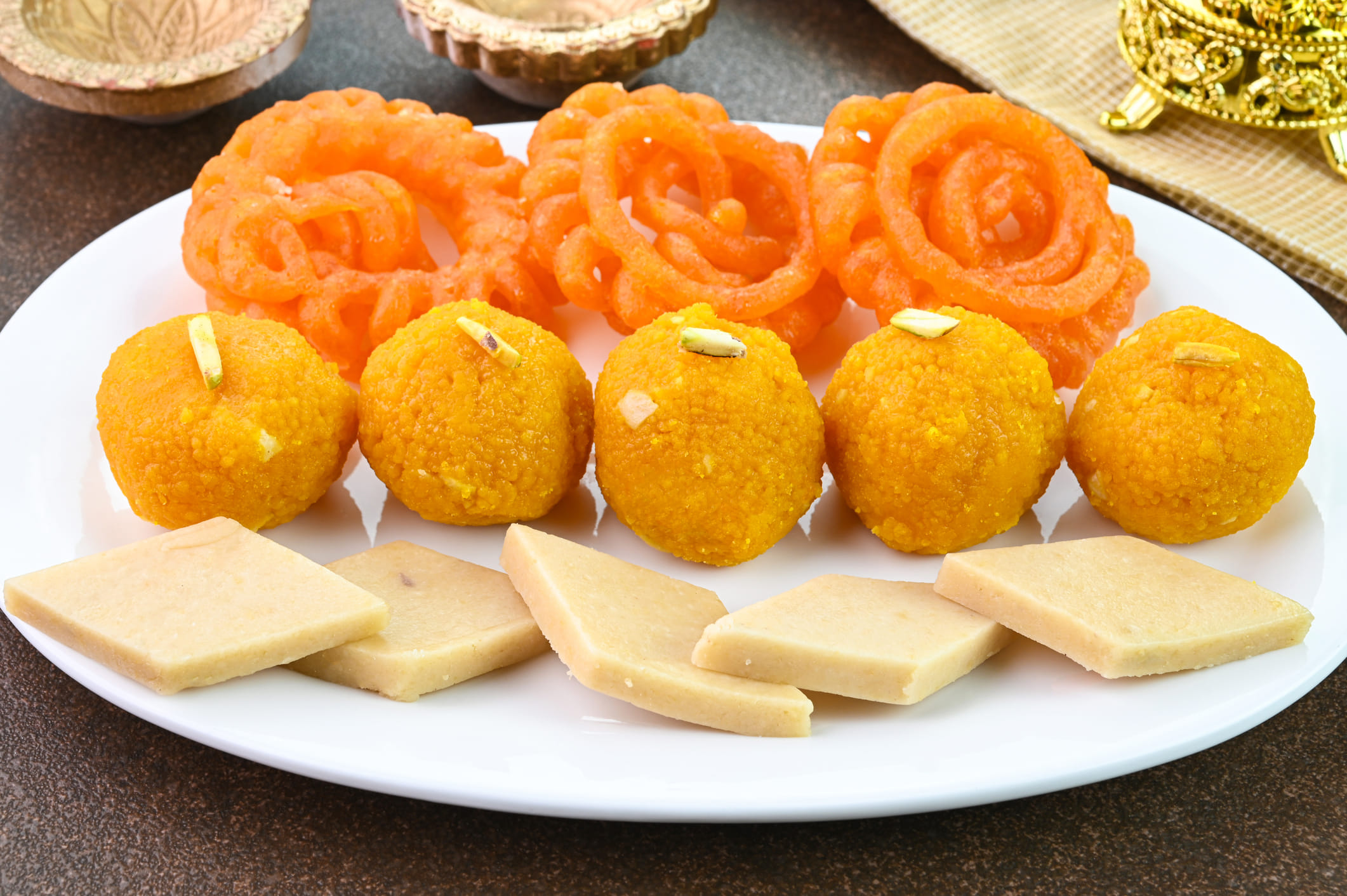 മിഠായികൾ: ടോഫി, ഗമ്മി തുടങ്ങിയ ഒട്ടിപ്പിടിക്കുന്ന മിഠായികൾക്ക് രുചിയുണ്ടെങ്കിലും അവ പല്ലിന് അത്ര നല്ലതല്ല. പല്ലിൽ കേടുപാടുകൾ ഉണ്ടാകുന്നതിന് കാരണമാകുന്ന ബാക്ടീരിയകളെ വളർത്തുന്നു. അവ കൂടുതൽ ഒട്ടിപിടിക്കുംന്തോറും കൂടുതൽ വഷളാകും. ഇവ കഴിച്ചാൽ ഉടൻ വായ കഴുകുകയോ ബ്രെഷ് ചെയ്യുകയോ ചെയ്യാം. (Image Credits: Gettyimages)
