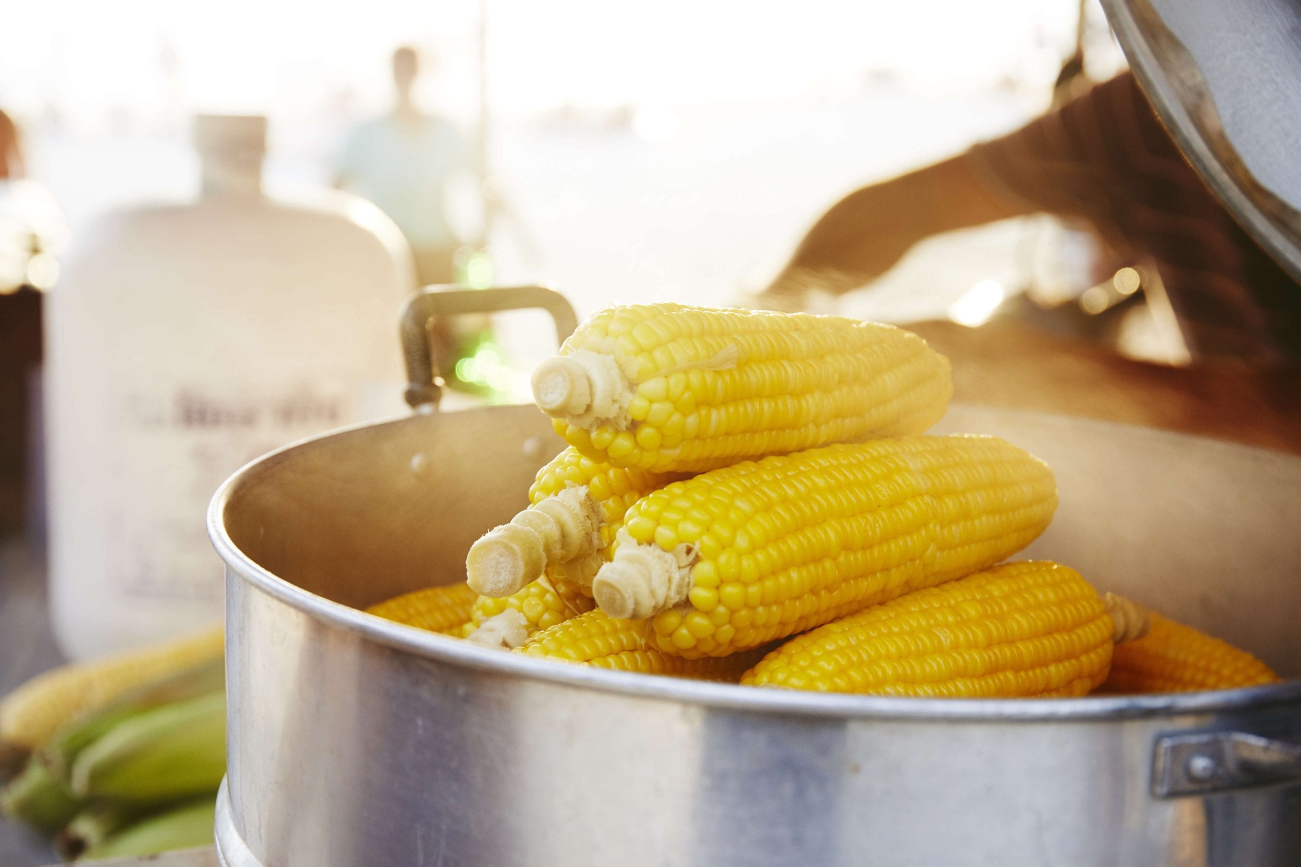 സൂപ്പുകളോ സ്റ്റ്യൂകളോ ഉണ്ടാക്കാൻ ചോളം വളരെ നല്ലതാണ്. പച്ചക്കറികൾ, ബീൻസ്, ലീൻ പ്രോട്ടീനുകൾ എന്നിവയുമായി ഇത് സംയോജിപ്പിമ്പോൾ മികച്ച പോഷകമായി മാറുന്നു. ഇത് വളരെ ആരോഗ്യകരമാണ്. സലാഡുകൾ, സ്റ്റിർ-ഫ്രൈകൾ അല്ലെങ്കിൽ ചിക്കൻ, മത്സ്യം പോലുള്ള പ്രോട്ടീനുകളോടൊപ്പവും ചോളം ചേർക്കാവുന്നതാണ്. (Image Credits: GettyImages/PTI)