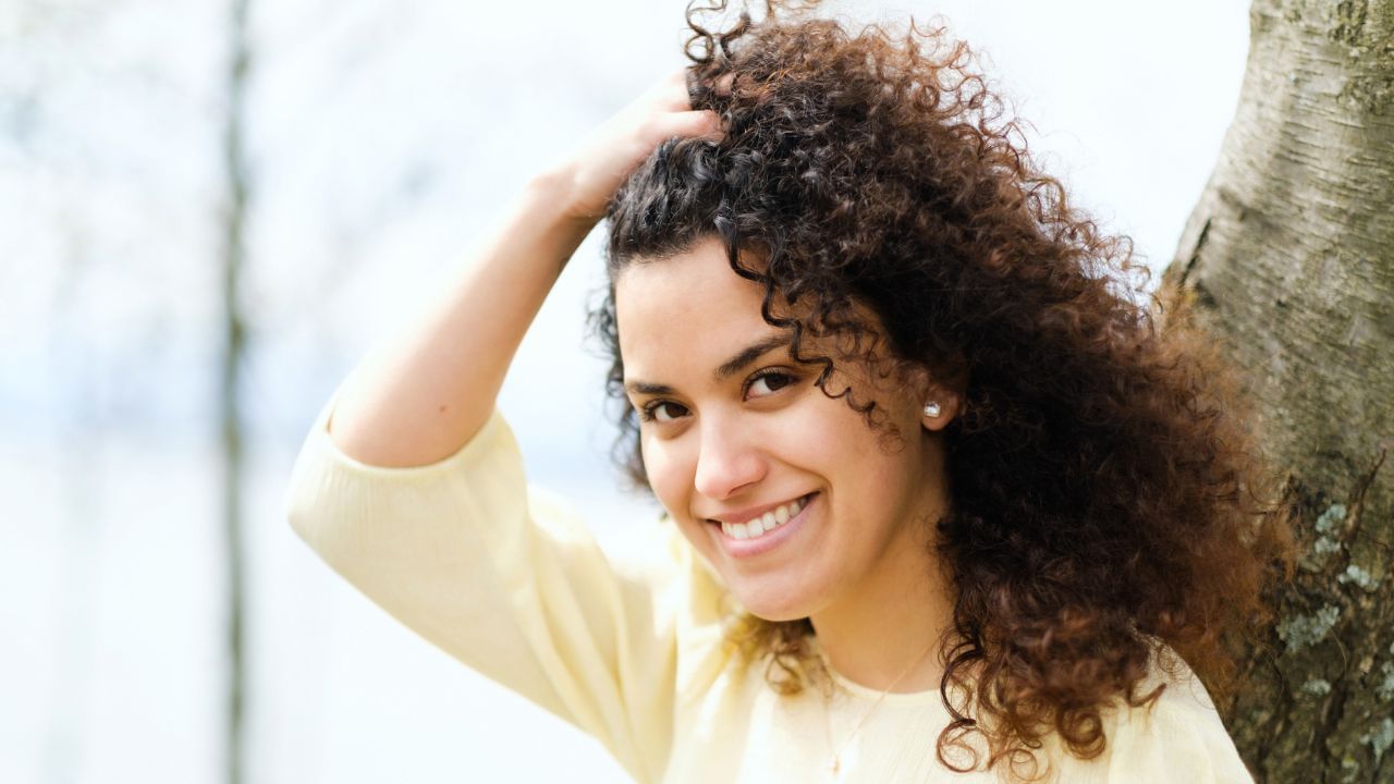 മുടി കൊഴിച്ചില് എന്ന വലിയ ബുദ്ധിമുട്ട് അഭിമുഖീകരിക്കാത്തവര് ചുരുക്കമാണ്. പല മരുന്നുകളും മുടി കൊഴിയുന്നത് കുറയ്ക്കാന് ഇന്ന് ലഭ്യമാണ്. എന്നാല് ഇവയൊന്നും പലപ്പോഴും ഉപയോഗപ്രദമാകാറില്ല. നമ്മള് കഴിക്കുന്ന ഭക്ഷണങ്ങളില് ചിലത് മുടി കൊഴിച്ചില് നിയന്ത്രിക്കാന് സഹായിക്കും. അവ ഏതെല്ലാമാണെന്ന് പരിശോധിക്കാം. (Image Credits: Getty Images)