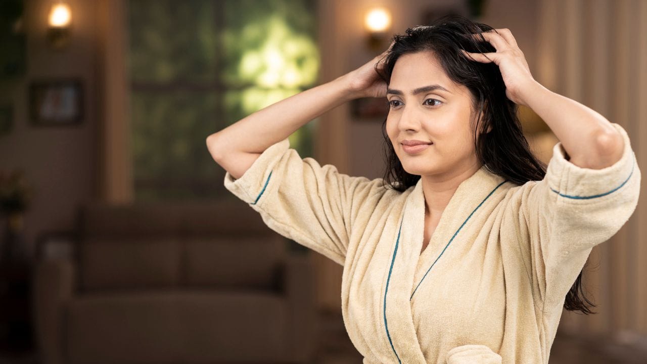 മുടിയില്‍ ഓയില്‍ മസാജ് ചെയ്യുന്നത് വളരെ നല്ലതാണെന്ന് എല്ലാവര്‍ക്കും അറിയാം. എന്നാല്‍ പല രീതികളിലാണ് ആളുകള്‍ മുടിയില്‍ എണ്ണ തേക്കുന്നത്. രാത്രിയില്‍ തലയില്‍ എണ്ണ തേച്ച് കിടന്നുറങ്ങുന്നവരും നമുക്കിടയിലുണ്ട്. എന്നാല്‍ ഇങ്ങനെ ചെയ്യുന്നതുകൊണ്ട് ഉപകാരമുണ്ടോ? (Image Credits: Getty Images)