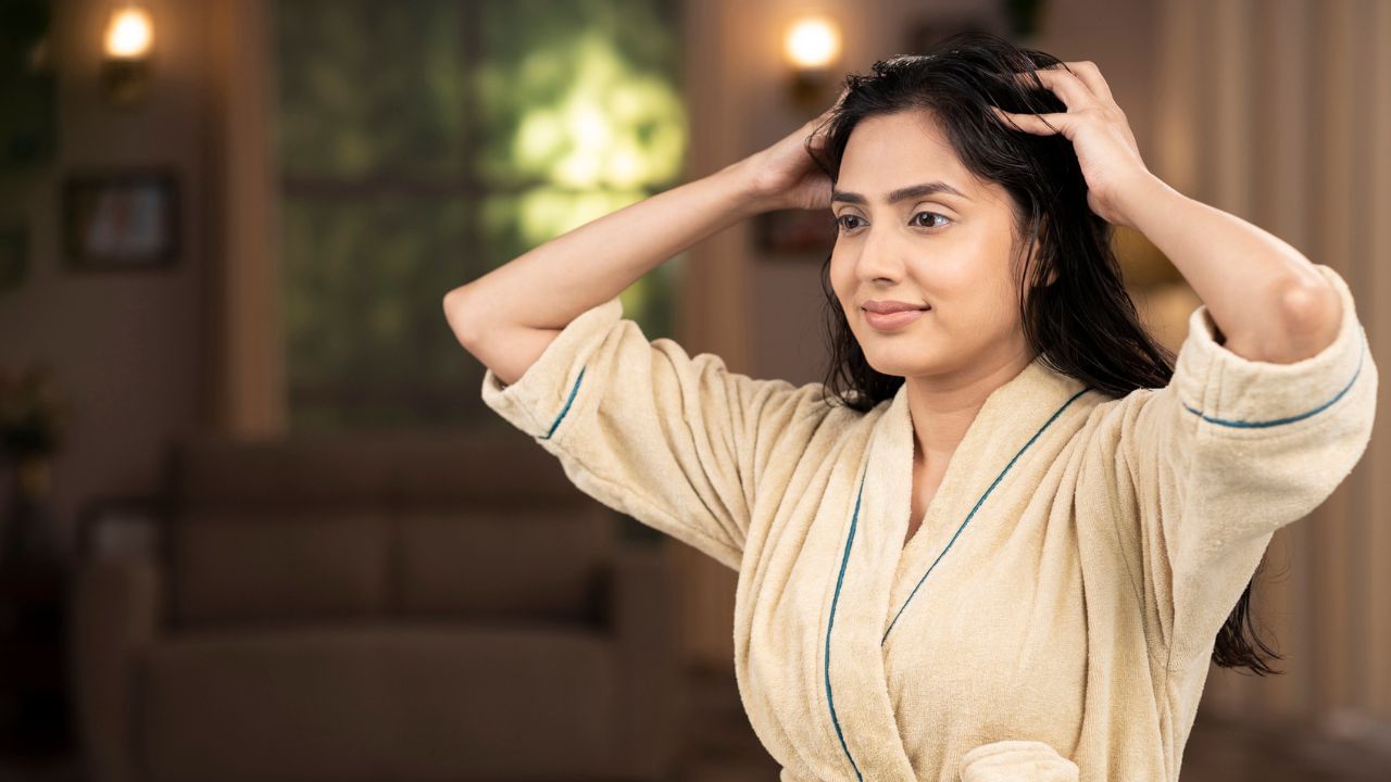 മുടിയില്‍ ഓയില്‍ മസാജ് ചെയ്യുന്നത് വളരെ നല്ലതാണെന്ന് എല്ലാവര്‍ക്കും അറിയാം. എന്നാല്‍ പല രീതികളിലാണ് ആളുകള്‍ മുടിയില്‍ എണ്ണ തേക്കുന്നത്. രാത്രിയില്‍ തലയില്‍ എണ്ണ തേച്ച് കിടന്നുറങ്ങുന്നവരും നമുക്കിടയിലുണ്ട്. എന്നാല്‍ ഇങ്ങനെ ചെയ്യുന്നതുകൊണ്ട് ഉപകാരമുണ്ടോ? (Image Credits: Getty Images)