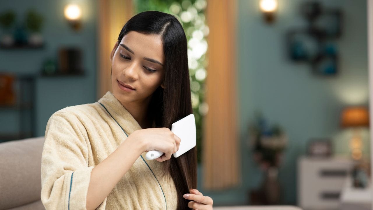 രാത്രി മുഴുവന്‍ എണ്ണ തേച്ച് കിടന്നാല്‍ അത് കഫദോഷം വര്‍ധിപ്പിക്കും. ചുമ, തലവേദന, ജലദോഷം തുടങ്ങിയവയ്ക്ക് കാരണമാകുകയും ചെയ്യുന്നു. കൂടാതെ താരന്‍ ഉണ്ടാകാനുള്ള സാധ്യതയും ഇരട്ടിയാക്കുന്നുണ്ട്. 

