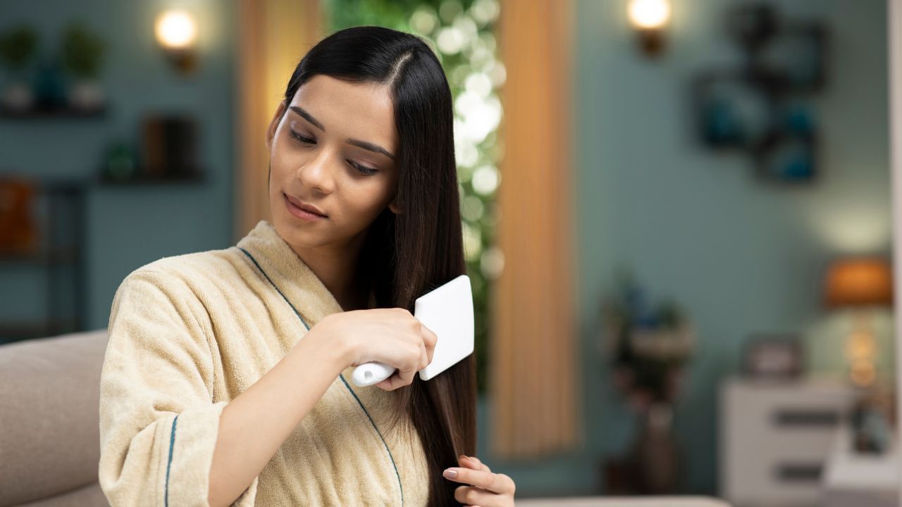 രാത്രി മുഴുവന്‍ എണ്ണ തേച്ച് കിടന്നാല്‍ അത് കഫദോഷം വര്‍ധിപ്പിക്കും. ചുമ, തലവേദന, ജലദോഷം തുടങ്ങിയവയ്ക്ക് കാരണമാകുകയും ചെയ്യുന്നു. കൂടാതെ താരന്‍ ഉണ്ടാകാനുള്ള സാധ്യതയും ഇരട്ടിയാക്കുന്നുണ്ട്.