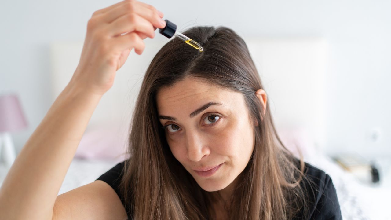 വരണ്ട മുടിയുള്ളവര്‍ 1 മണിക്കൂര്‍, പിത്ത ശരീരപ്രകൃതമുള്ളവര്‍ 30-45 മിനിറ്റ്, എണ്ണമയമുള്ള മുടിയുള്ളവര്‍ 15-20 മിനിറ്റ്, കുട്ടികളില്‍ 10-15 മിനിറ്റ് എന്നിങ്ങനെയാണ് എണ്ണ തേച്ച് പിടിപ്പിക്കേണ്ടത്.