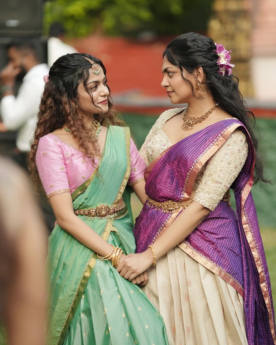 മൂന്ന് വ്‌ളോഗിലും ഒരേ വീട് തന്നെയാണ് കാണിക്കുന്നതെങ്കിലും അഹനായുടെ അവതരണം എല്ലാവരുടെയും മനംകവര്‍ന്നു. ഇതോടെ അഹാനയുടെ വീഡിയോയുമായി മറ്റ് രണ്ടുപേരുടെയും വീഡിയോയെ പ്രേക്ഷകര്‍ താരതമ്യം ചെയ്തത് ഹന്‍സികയെ ചൊടിപ്പിച്ചിരിക്കുകയാണ്.