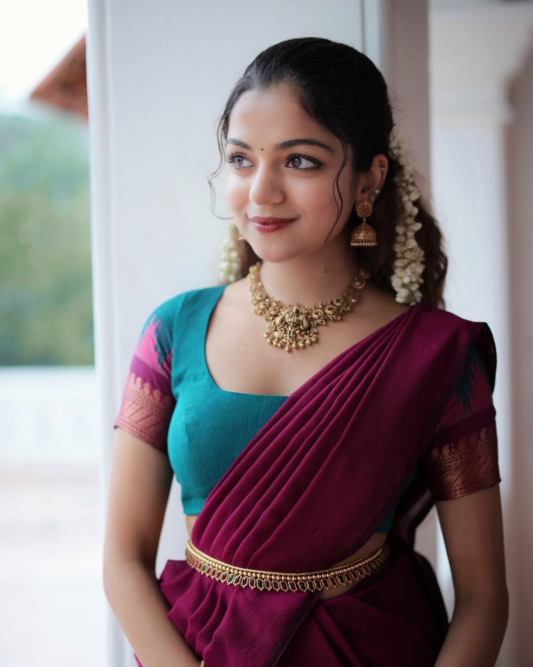 ഞങ്ങള്‍ വ്യത്യസ്ത യുട്യൂബ് ചാനലുകളുള്ള ഒരു വീട്ടില്‍ താമസിക്കുന്ന ആറ് ഫാമിലി മെമ്പേഴ്‌സ് ആണ്. നിങ്ങളെ കാണാന്‍ ഒരിക്കലും നിര്‍ബന്ധിക്കുന്നില്ല. കാണണം എന്നുണ്ടെങ്കില്‍ കാണുക. അല്ലെങ്കില്‍ അവഗണിക്കൂവെന്നാണ് ഹന്‍സിക മറുപടി നല്‍കിയത്. 

