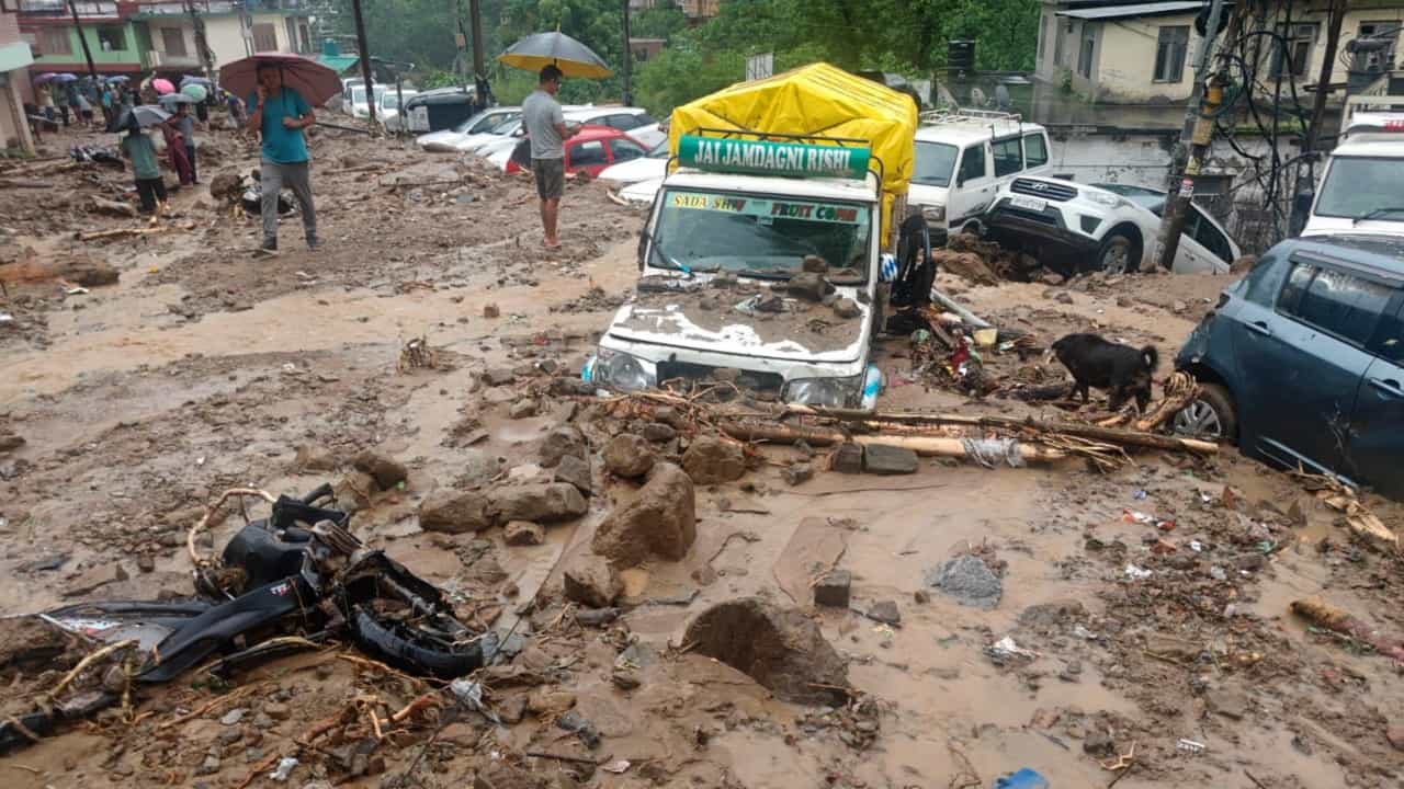 Himachal Floods: ഹിമാചലിനെ ഉലച്ച് വെള്ളപ്പൊക്കം; വാഹനങ്ങൾക്കും വീടുകൾക്കും കേടുപാടുകൾ, മൂന്ന് മരണം