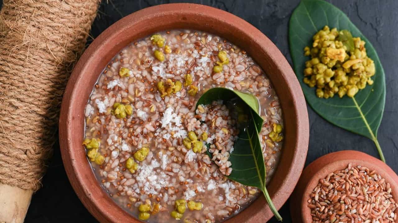 Karkidaka Masam 2025: രാമായണ മാസത്തിൽ ദേഹരക്ഷയ്ക്കായി കർക്കിടക കഞ്ഞി തയ്യാറാക്കാം; റെസിപ്പി ഇതാ