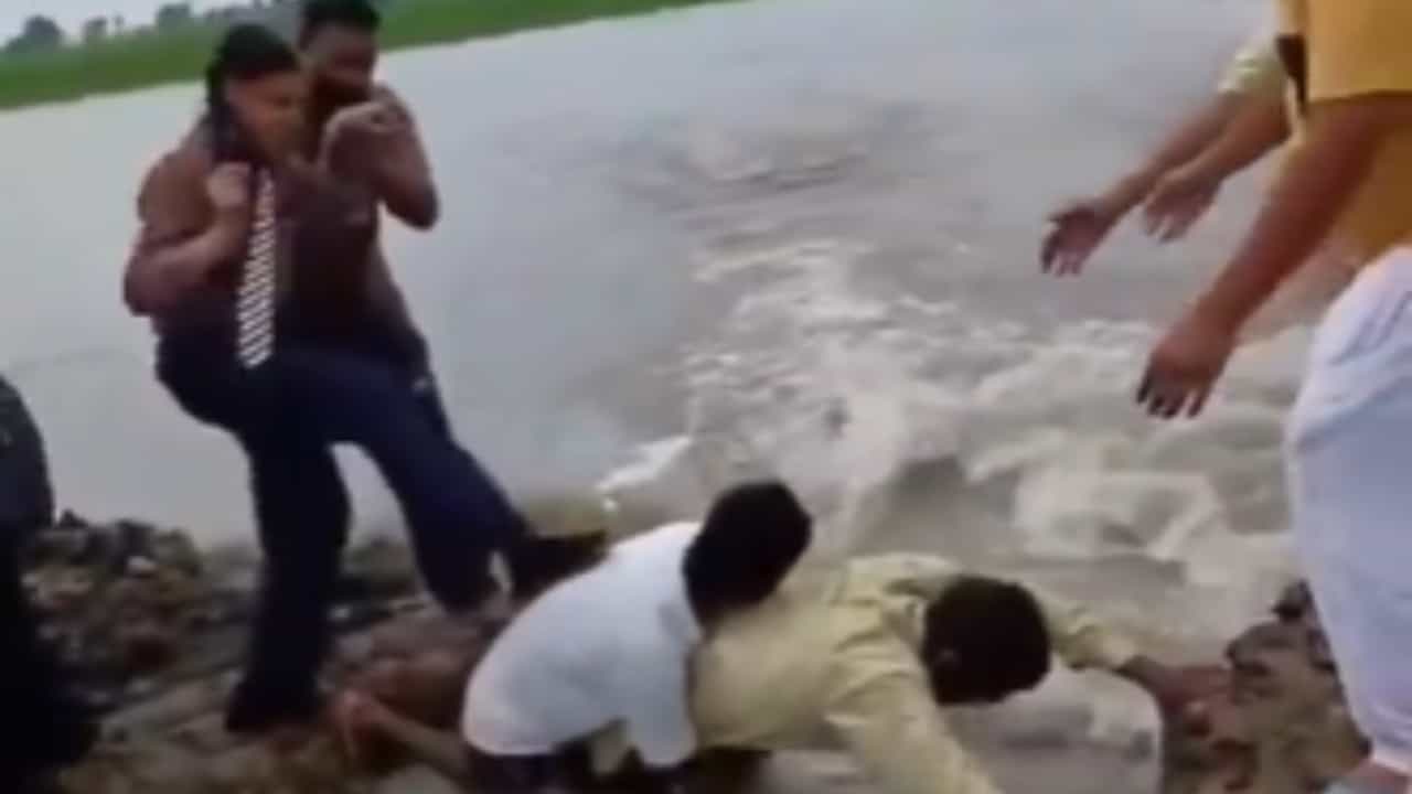 Human Bridge: കുട്ടികൾക്ക് പുഴ കടക്കാൻ മനുഷ്യരെ ചേർത്തുവച്ചൊരു പാലം; ഇതൊക്കെ തങ്ങൾക്ക് സാധാരണയെന്ന് നാട്ടുകാർ