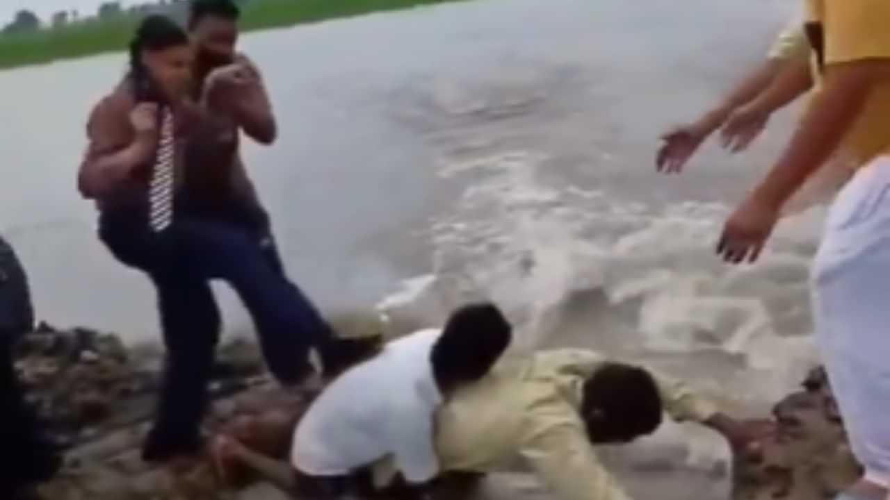 Human Bridge: കുട്ടികൾക്ക് പുഴ കടക്കാൻ മനുഷ്യരെ ചേർത്തുവച്ചൊരു പാലം; ഇതൊക്കെ തങ്ങൾക്ക് സാധാരണയെന്ന് നാട്ടുകാർ