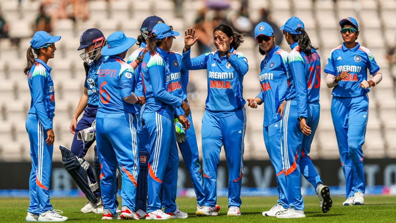 ടി20 പരമ്പരയ്ക്ക് പിന്നാലെ ഇംഗ്ലണ്ടിനെതിരായ വനിതാ ക്രിക്കറ്റ് ഏകദിന പരമ്പര സ്വന്തമാക്കാന്‍ ഇന്ത്യന്‍ ടീം ഇന്നിറങ്ങുന്നു. മൂന്ന് ഏകദിനങ്ങളുടെ പരമ്പരയിലെ രണ്ടാം മത്സരം ഇന്ന് ഉച്ചകഴിഞ്ഞ് 3.30ന് നടക്കും (Image Credits: facebook.com/IndianCricketTeam)