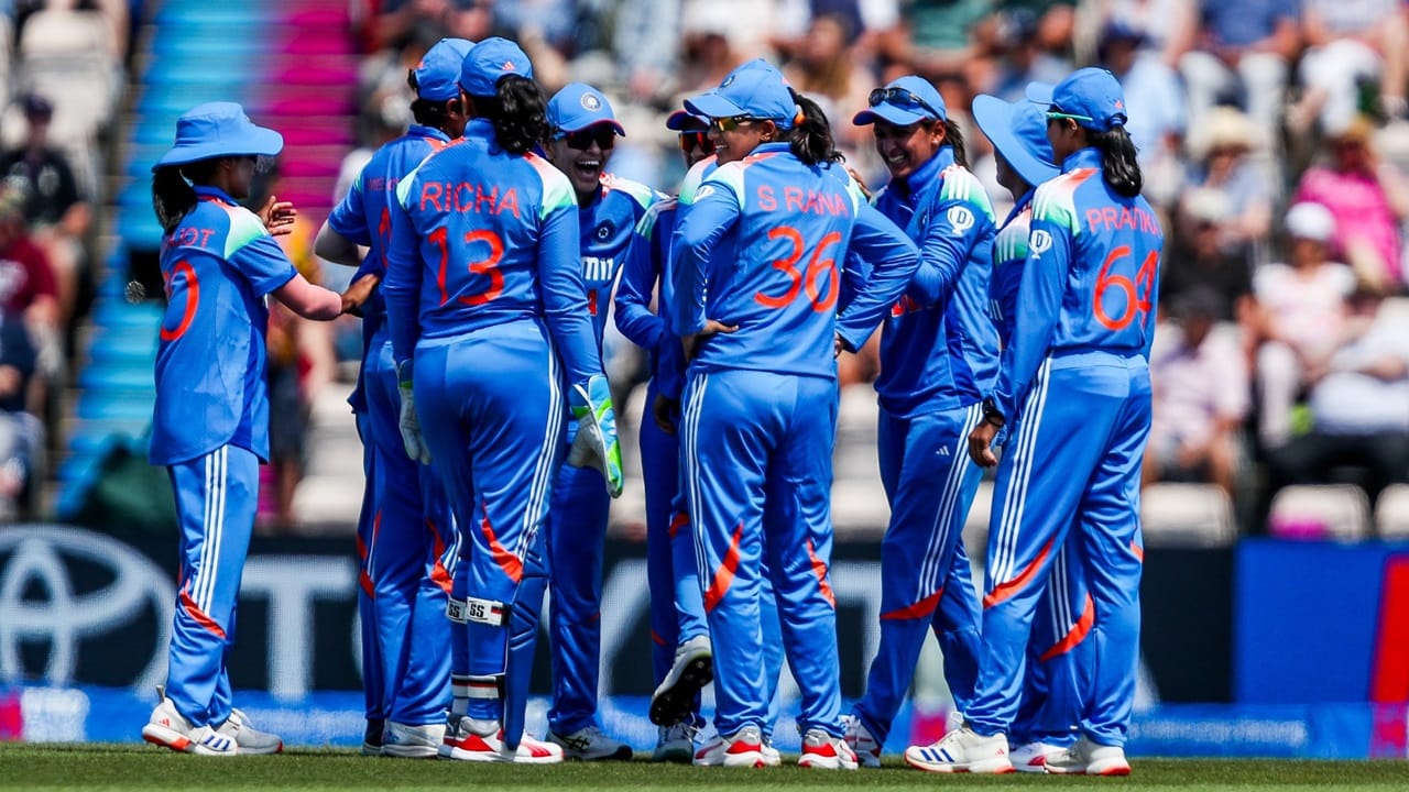 ഇംഗ്ലണ്ടിലെ ലോര്‍ഡ്‌സിലാണ് മത്സരം. ആദ്യ ഏകദിനത്തില്‍ ഇന്ത്യ നാല് വിക്കറ്റിന് ജയിച്ചിരുന്നു. ബൗളര്‍മാരെ പിന്തുണയ്ക്കുന്നതാണ് ലോര്‍ഡ്‌സിലെ പിച്ച്. ടോസ് നേടുന്ന ടീം ഫീല്‍ഡിങ് തിരഞ്ഞെടുക്കാനാണ് സാധ്യത (Image Credits: facebook.com/IndianCricketTeam)