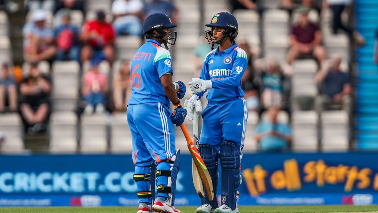 നേരത്തെ അഞ്ച് മത്സരങ്ങളുടെ ടി20 പരമ്പര ഇന്ത്യ സ്വന്തമാക്കിയിരുന്നു. പരമ്പരയിലെ മൂന്ന് മത്സരങ്ങളാണ് ഇന്ത്യ ജയിച്ചത്. ഇംഗ്ലണ്ട് രണ്ടെണ്ണത്തില്‍ ജയിച്ചു (Image Credits: facebook.com/IndianCricketTeam)