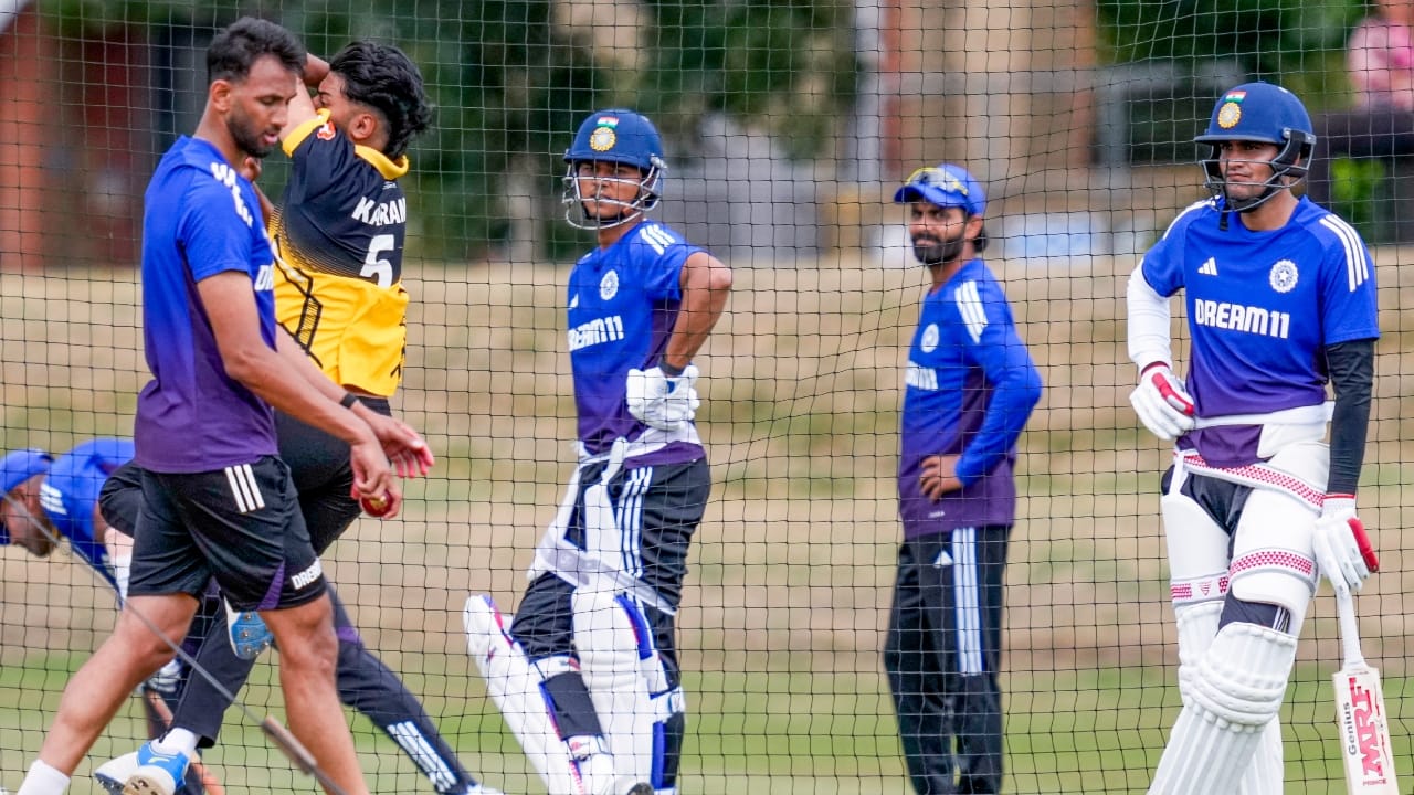 ഇന്ത്യയും ഇംഗ്ലണ്ടും തമ്മിലുള്ള ടെസ്റ്റ് പരമ്പരയിൽ ഇന്ത്യ സമ്മർദ്ദത്തിലാണ്. ആദ്യ മൂന്ന് മത്സരങ്ങളിൽ ഇംഗ്ലണ്ട് രണ്ടെണ്ണത്തിൽ വിജയിച്ചപ്പോൾ ഇന്ത്യയ്ക്ക് ഒരെണ്ണത്തിലേ വിജയിക്കാനായുള്ളൂ. പരമ്പരയിലെ നാലാം ടെസ്റ്റ് ഈ മാസം 23നാണ് ആരംഭിക്കുക. മാഞ്ചസ്റ്ററിലെ ഓൾഡ് ട്രാഫോർഡ് ആണ് വേദി. (Image Credits - PTI)
