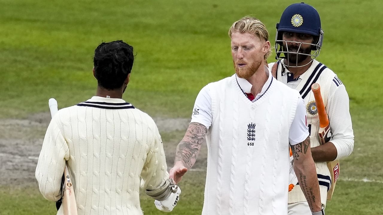 തങ്ങള്‍ വിജയിക്കുമെന്ന് കരുതിയ മാഞ്ചസ്റ്റര്‍ ടെസ്റ്റില്‍ ഇന്ത്യന്‍ ടീം സമനില പിടിക്കുമെന്ന് ഉറപ്പായപ്പോള്‍ അതിന്റെ ഫ്രസ്‌ട്രേഷന്‍ മത്സരം അവസാനിക്കും മുമ്പ് ഇംഗ്ലണ്ട് ടീം മൈതാനത്ത് പുറത്തെടുത്തിരുന്നു. രവീന്ദ്ര ജഡേജയും, വാഷിങ്ടണ്‍ സുന്ദറും സെഞ്ചുറിയിലേക്ക് കുതിക്കുന്നതിനിടെ മത്സരം സമനിലയില്‍ അവസാനിപ്പിക്കാമെന്ന ഓഫറുമായി ഇംഗ്ലണ്ട് ക്യാപ്റ്റന്‍ ബെന്‍ സ്റ്റോക്‌സ് രംഗത്തെത്തുകയായിരുന്നു (Image Credits: PTI)